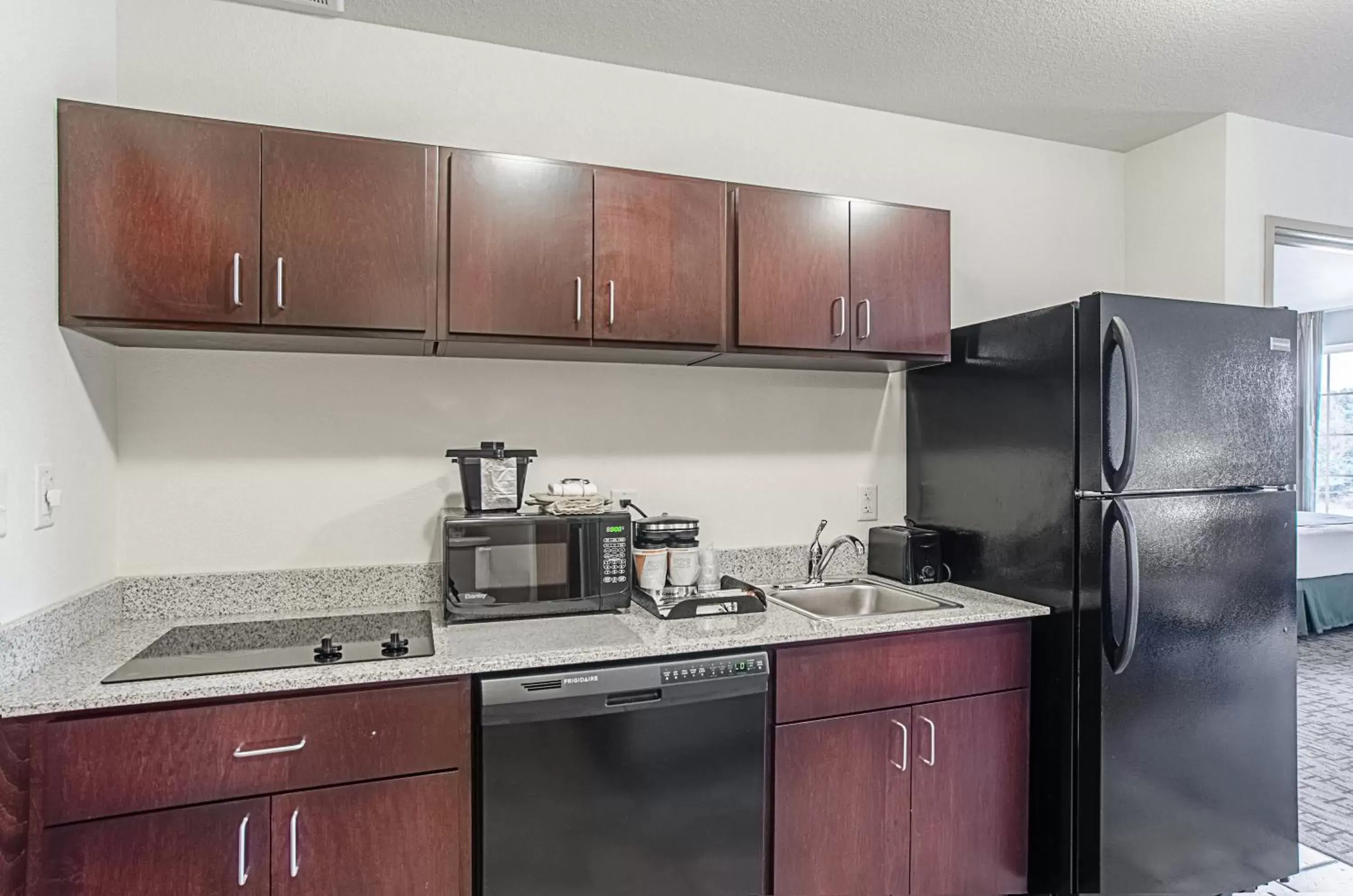 Kitchen or kitchenette, Kitchen/Kitchenette in Cobblestone Inn & Suites - Guernsey