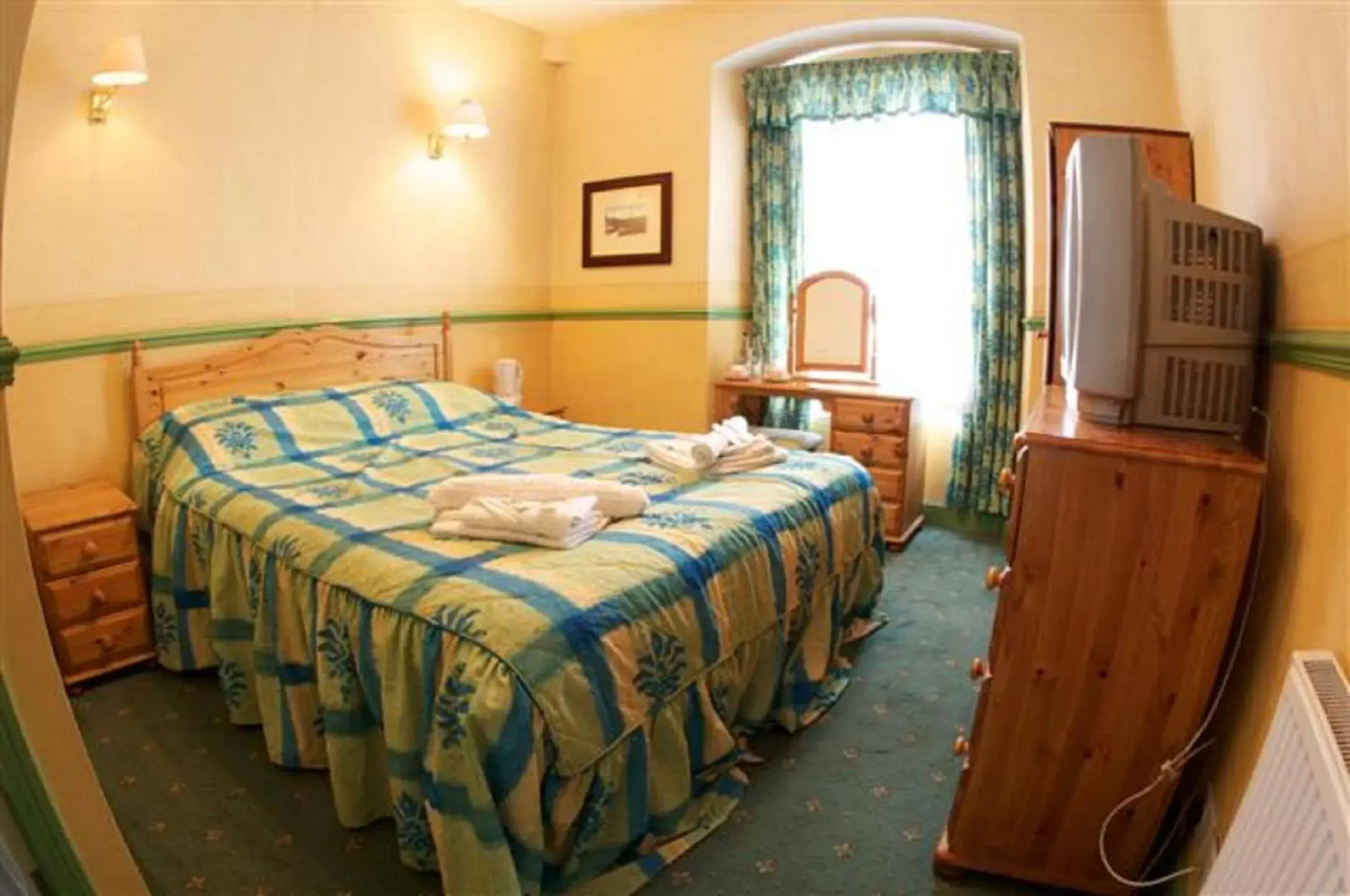 Bedroom, Bed in Radstock Hotel near Bath