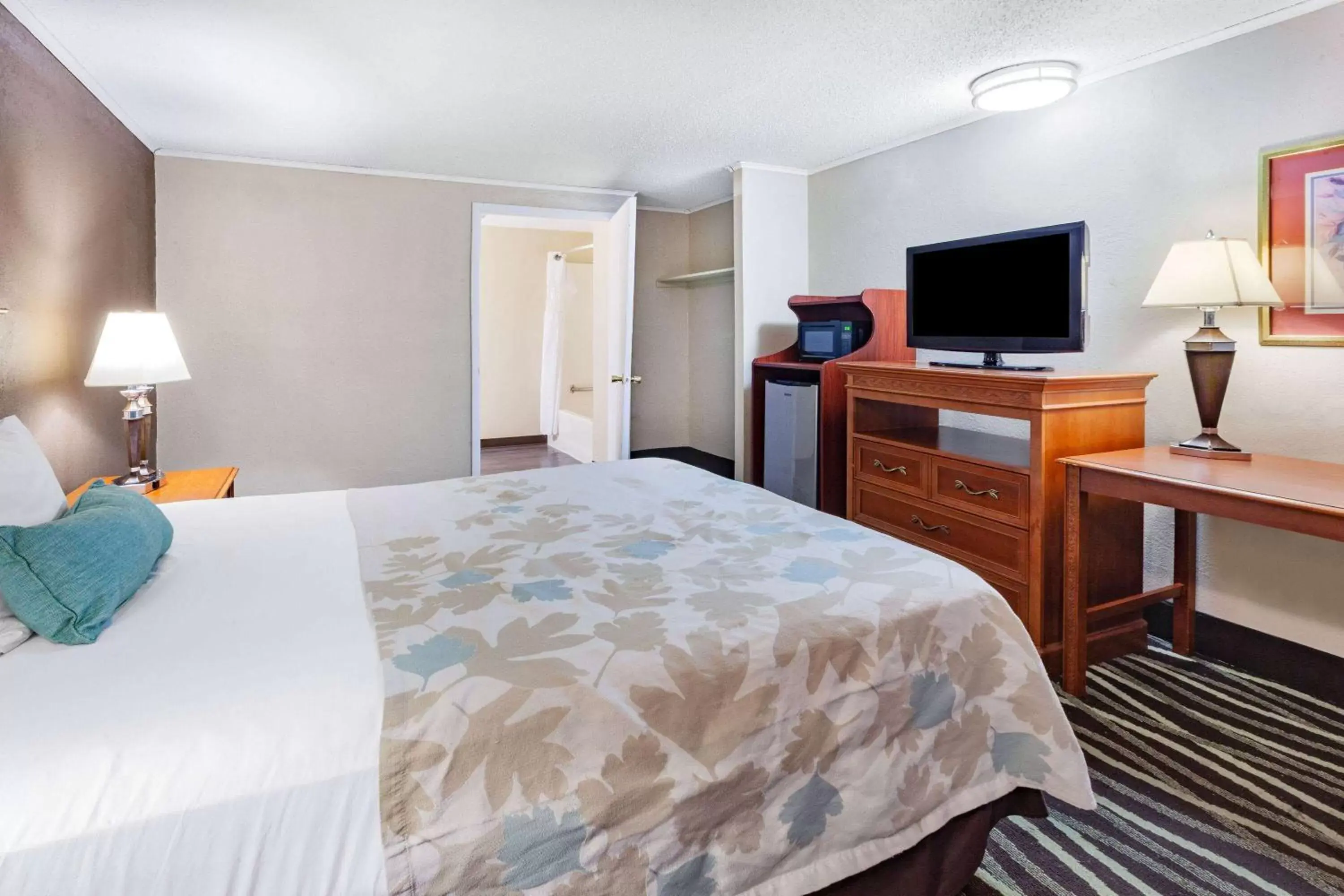 Photo of the whole room, Bed in Travelodge by Wyndham Monroe