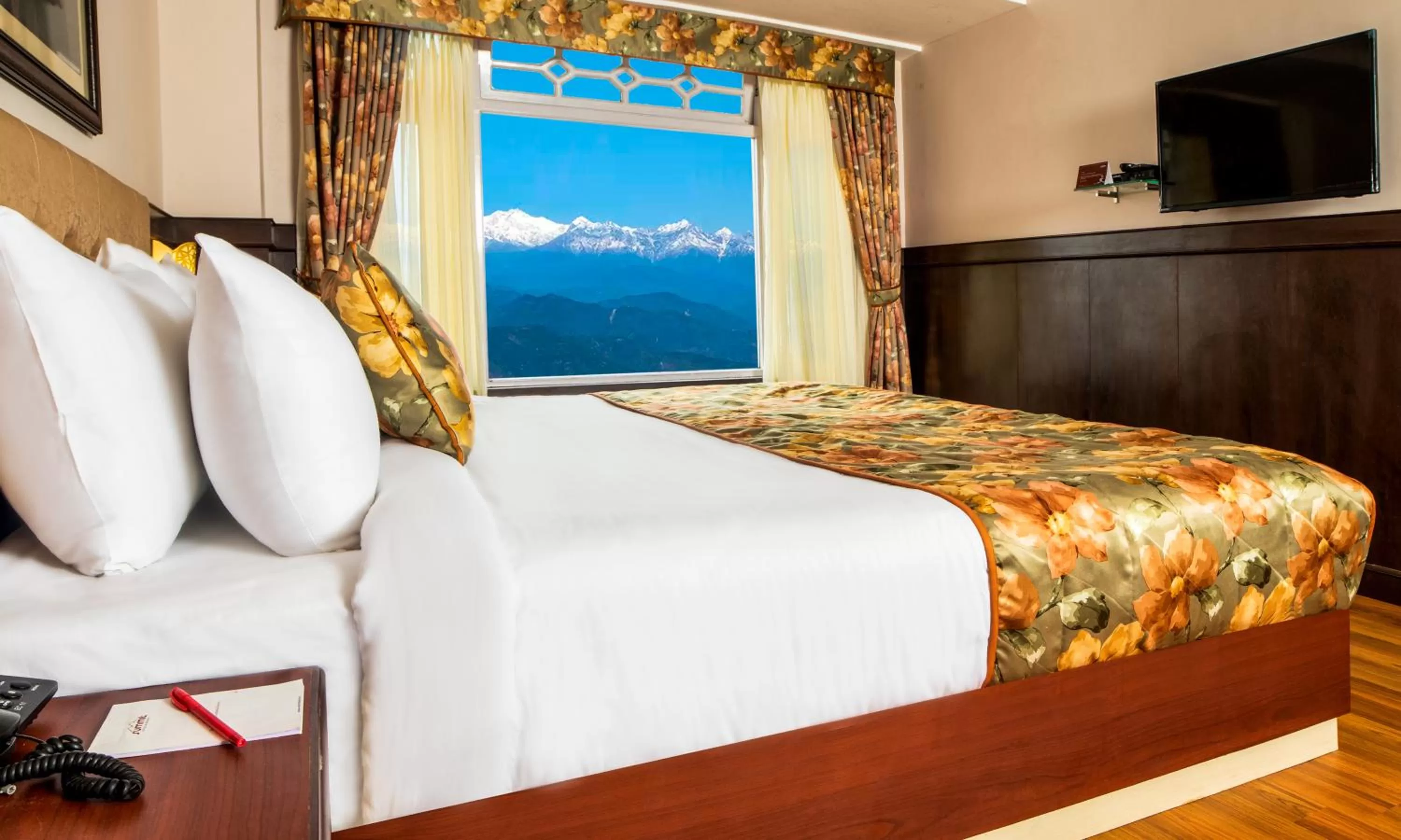 Bed in Summit Oakden Resort & Spa Mall Road