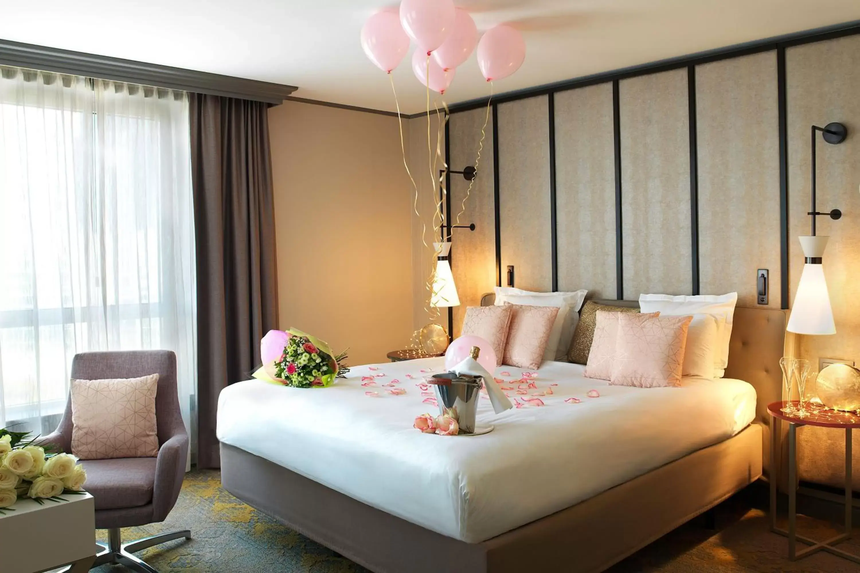 Photo of the whole room, Bed in Renaissance Paris La Defense Hotel