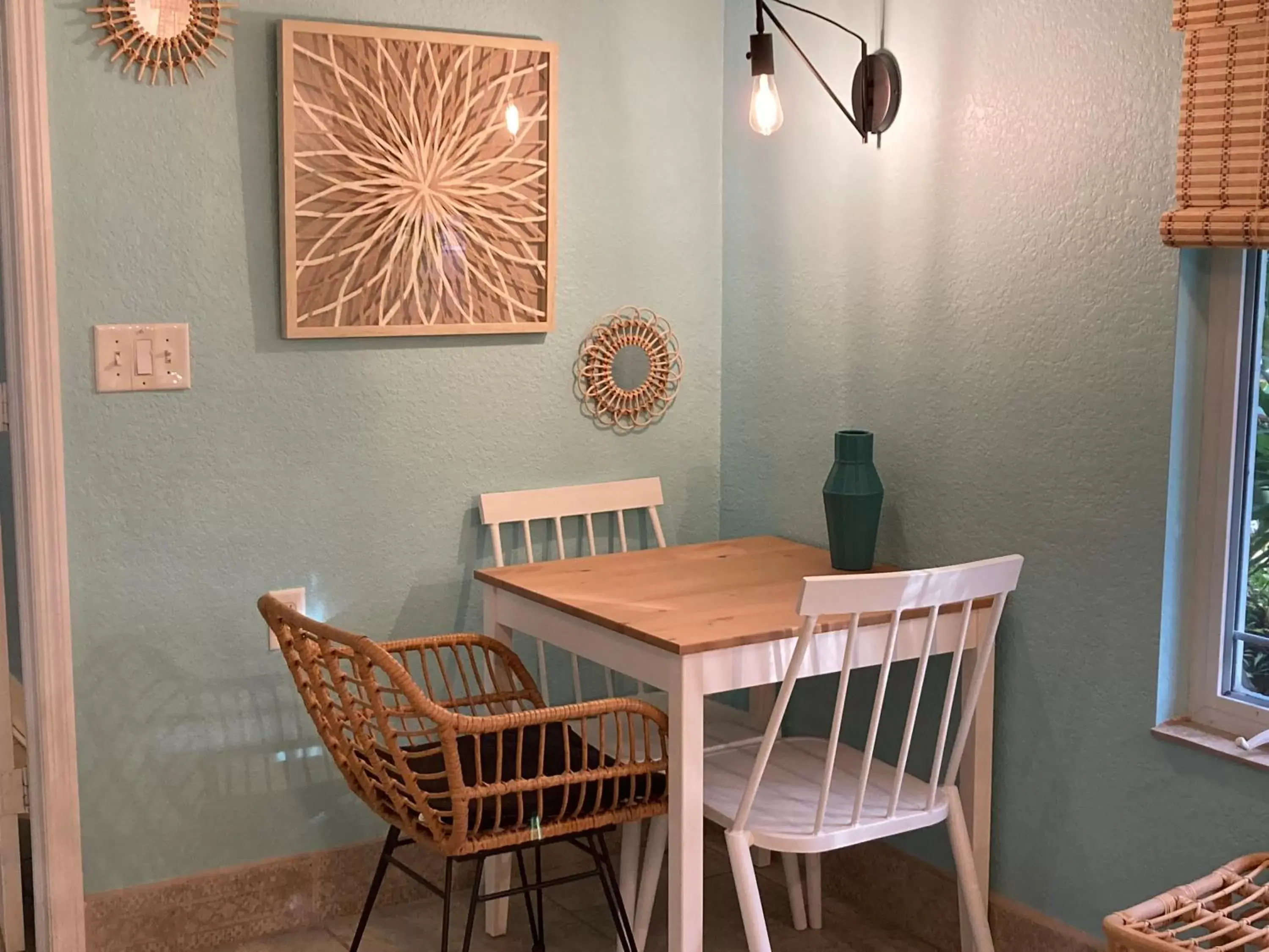 Dining Area in 3Gulls Inn Ozona-Boutique Hotel-Steps from Restaurants & Brewery-Pet Friendly