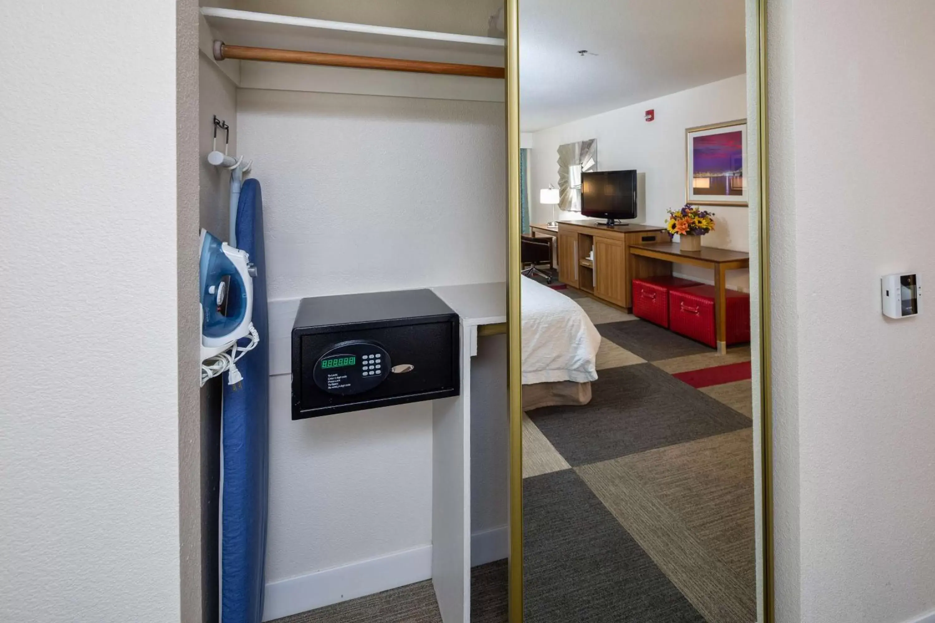 Bed, Kitchen/Kitchenette in Hampton Inn San Francisco Airport