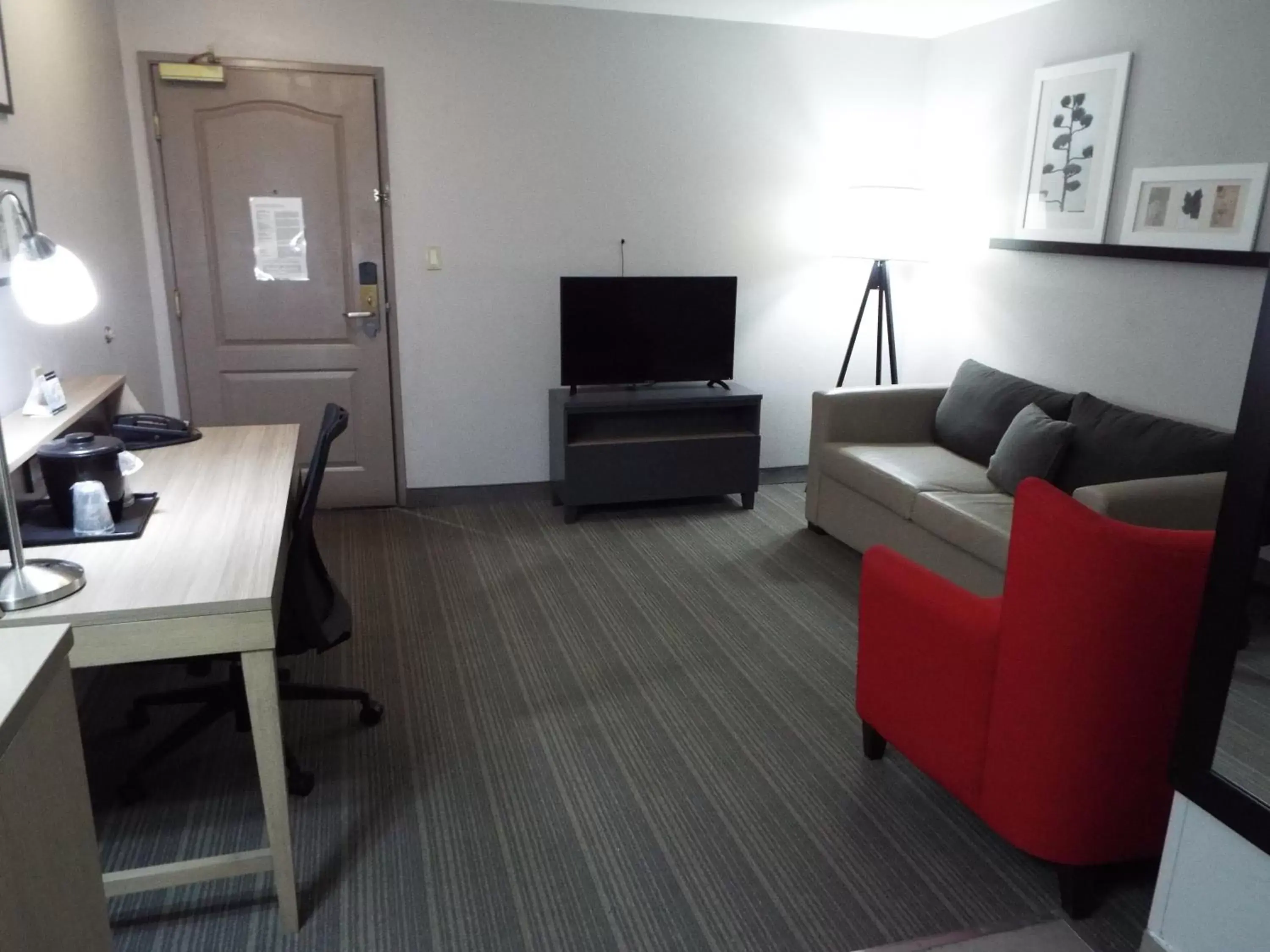 Living room, Seating Area in Country Inn & Suites by Radisson, McDonough, GA