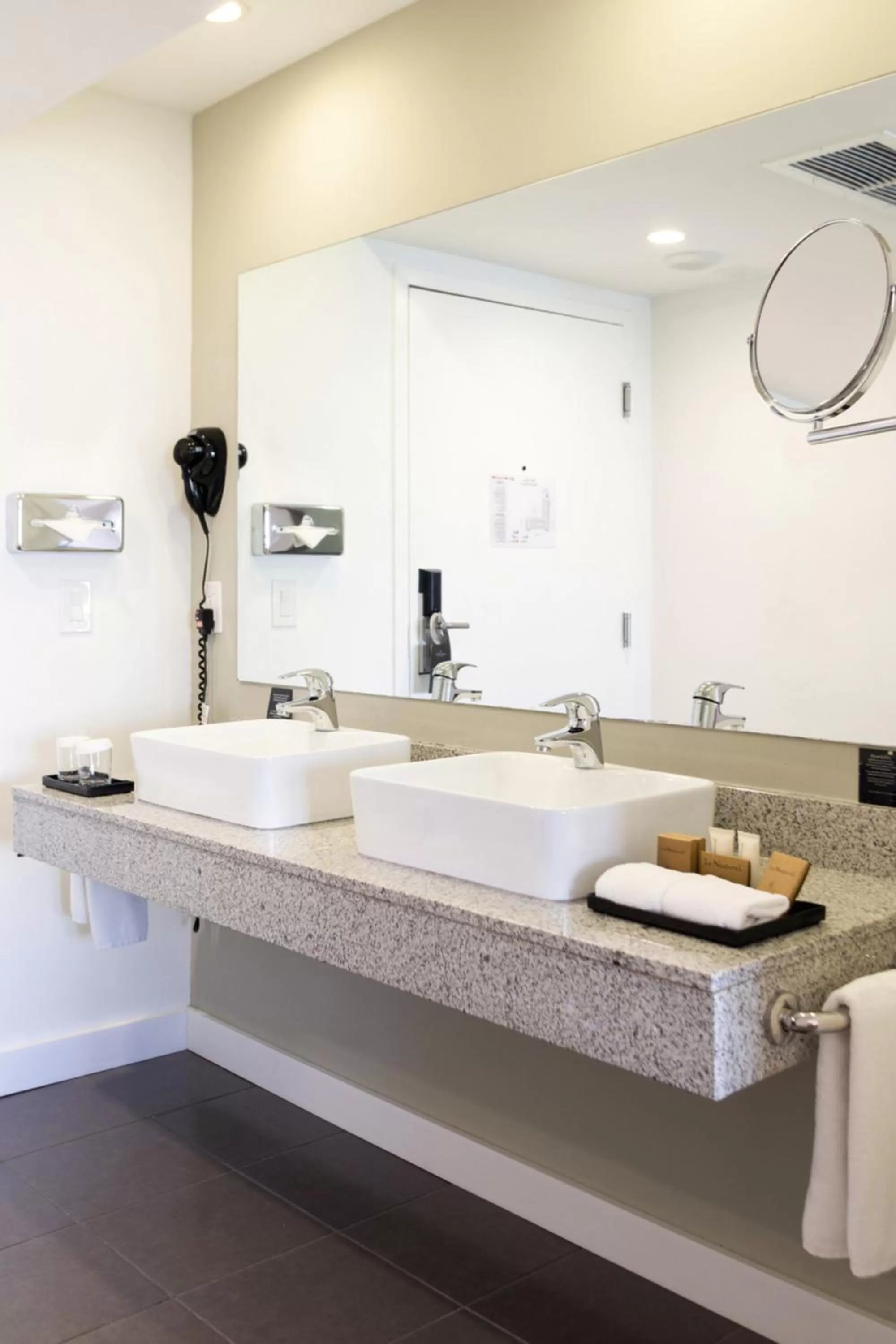 Bathroom in Riu Plaza Miami Beach