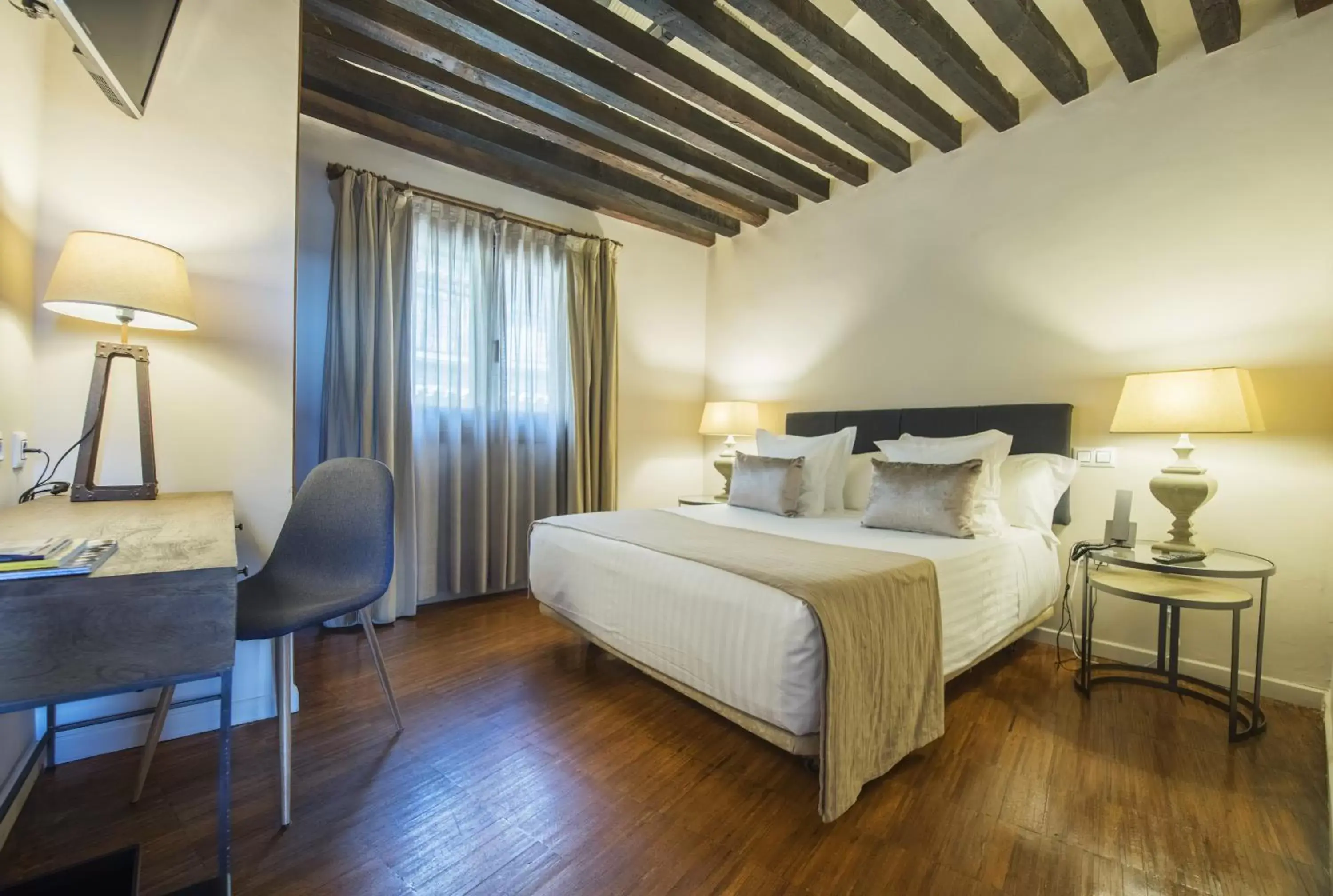 Bed in Abad Toledo