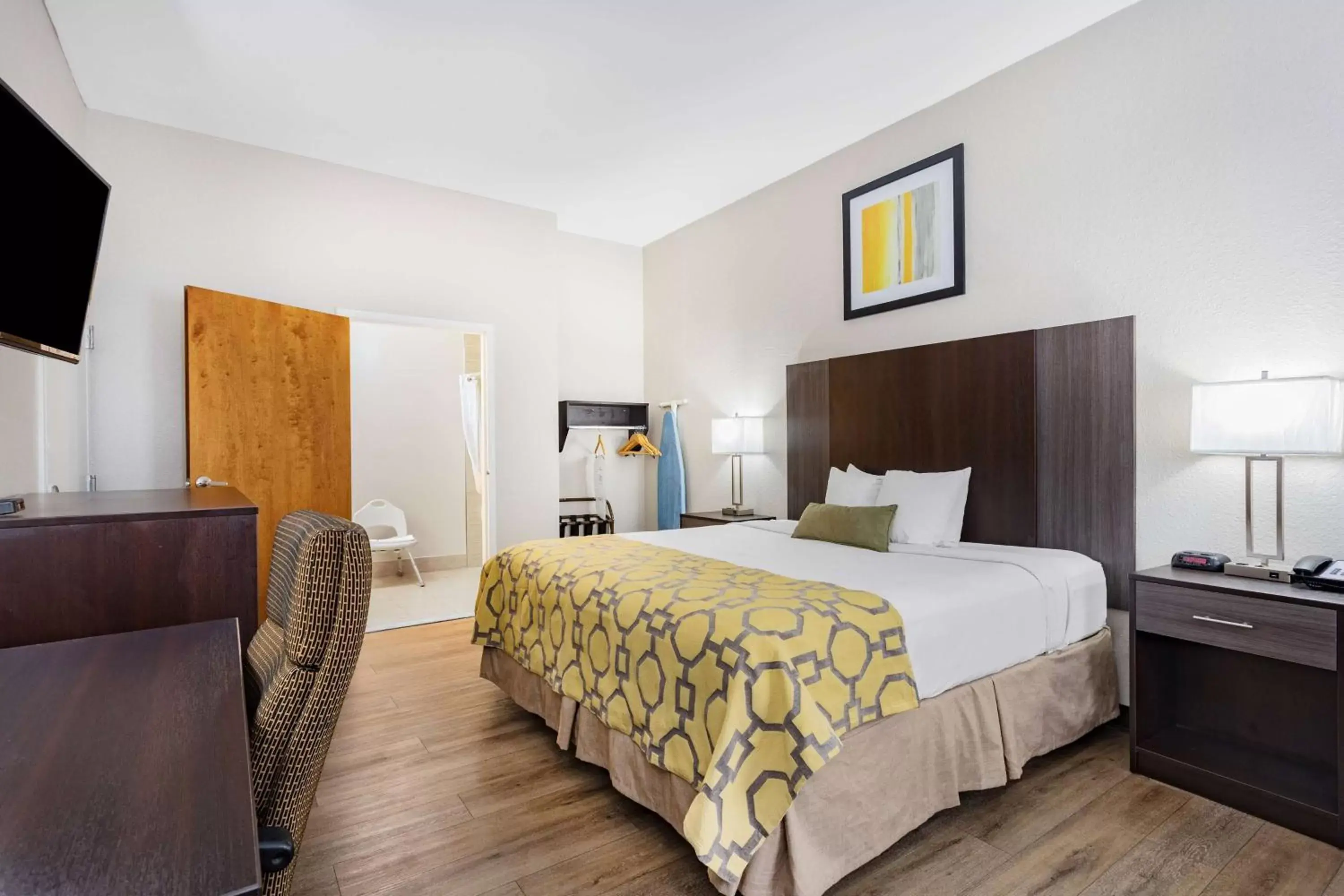 Photo of the whole room, Bed in Baymont by Wyndham Midway Tallahassee Photo of the whole room, Bed in Baymont by Wyndham Midway Tallahassee