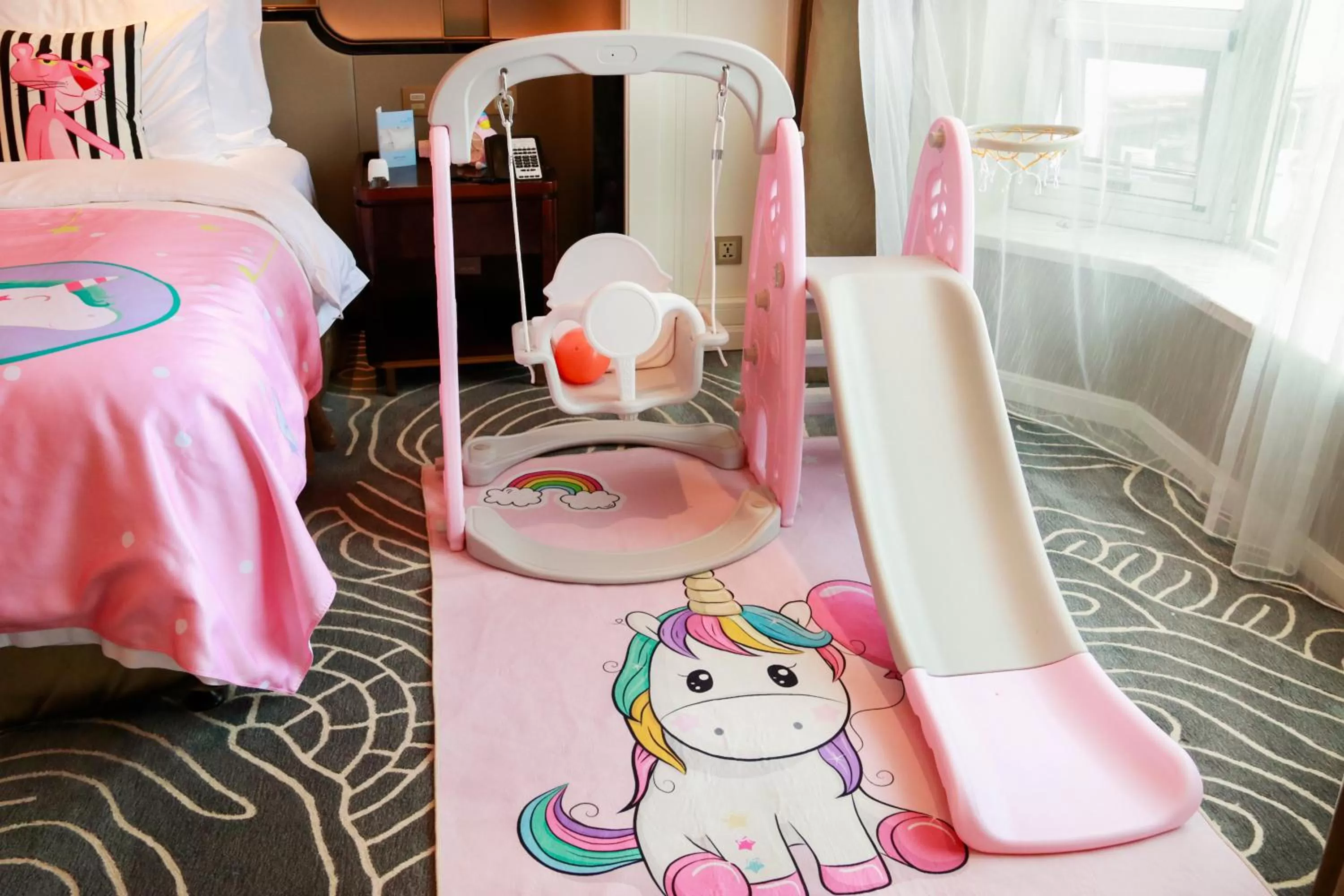 Photo of the whole room, Bed in Wyndham Qingdao l Free Fixed-Time Shuttle Service Between Hotel and Airport & North Railway Station l Outdoor Children's Amusement Park l 1-Hour Play Snooker or Table Tennis