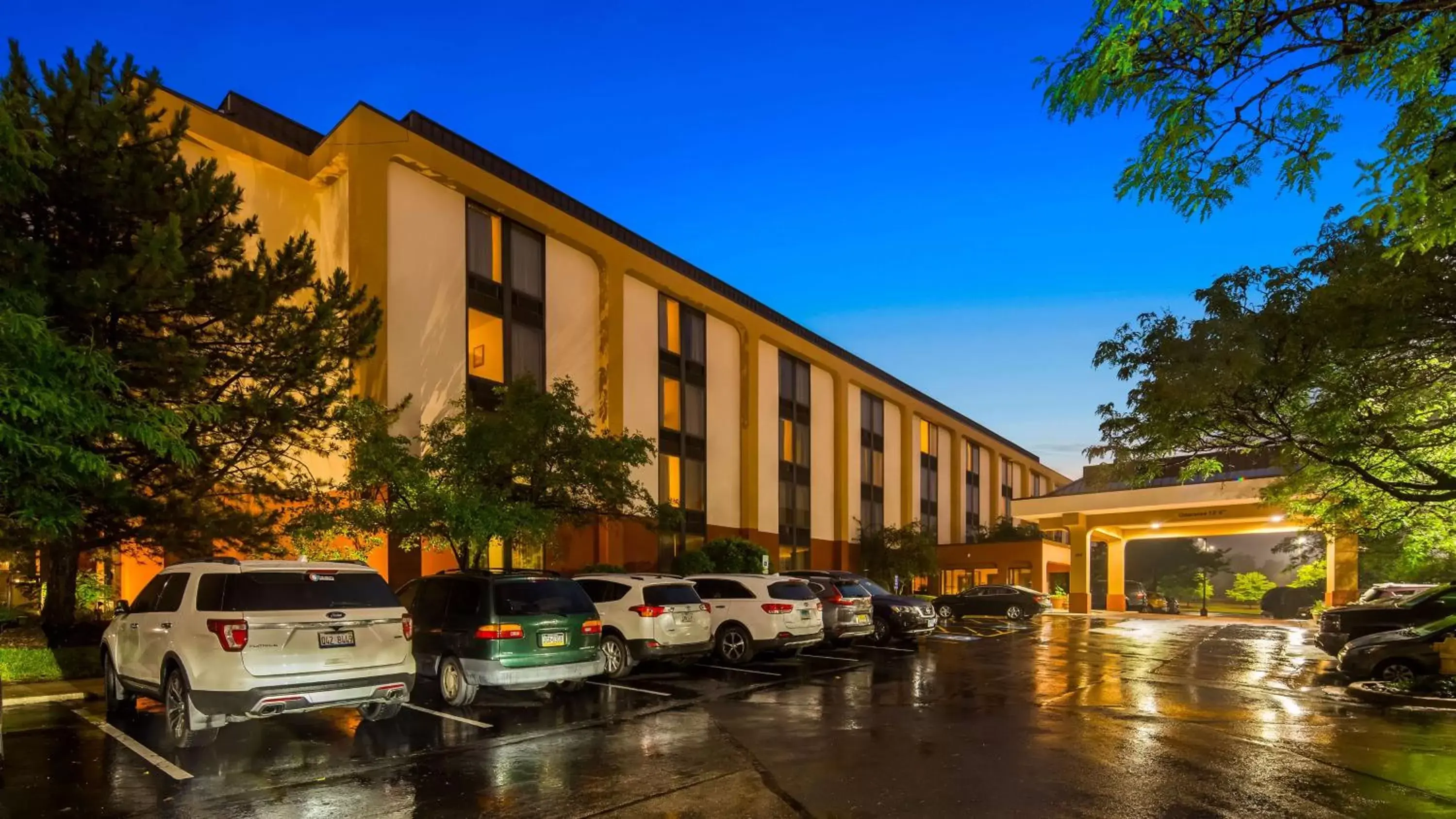 Property Building in SureStay Plus Hotel by Best Western Chicago Lombard