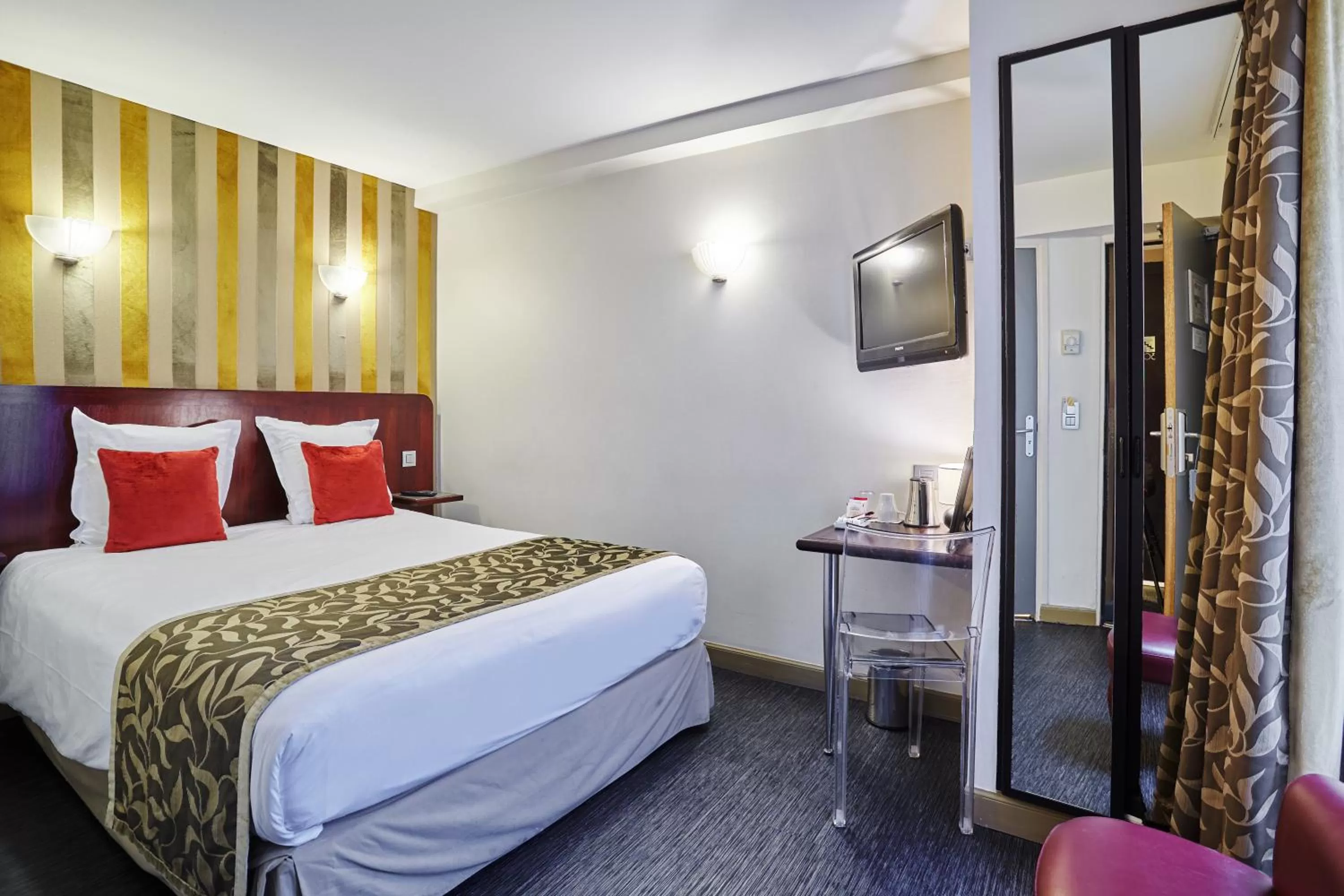 Bedroom, Bed in Hotel Opéra d'Antin