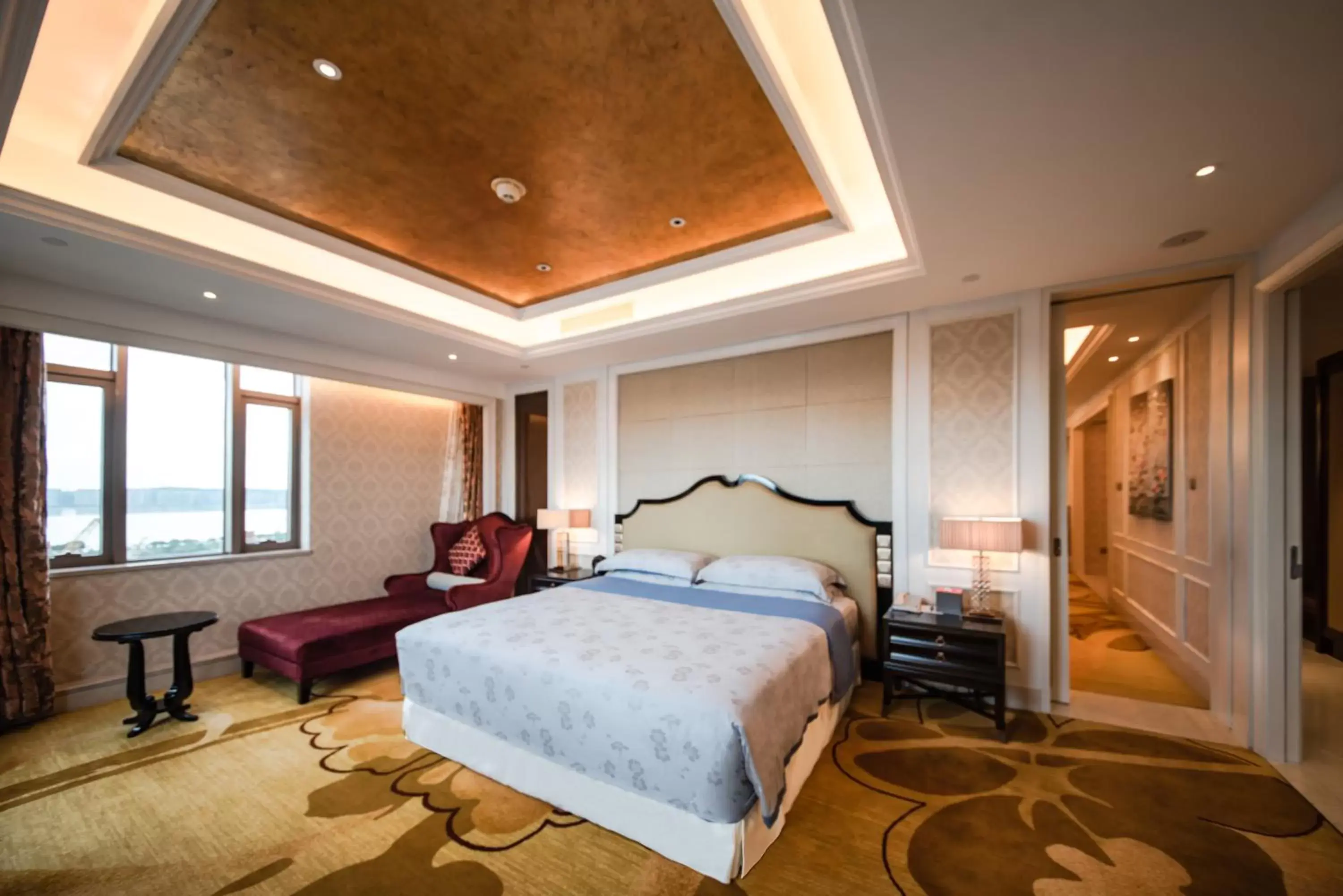 Photo of the whole room, Bed in Sheraton Shantou Hotel