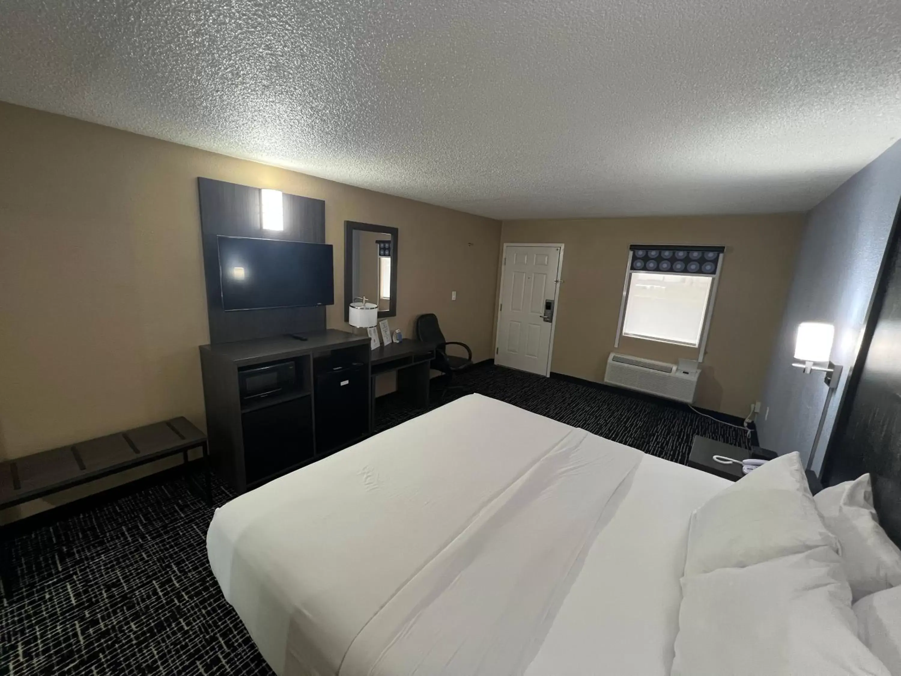 Bed in Super 8 by Wyndham Paducah I-24 Exit 4