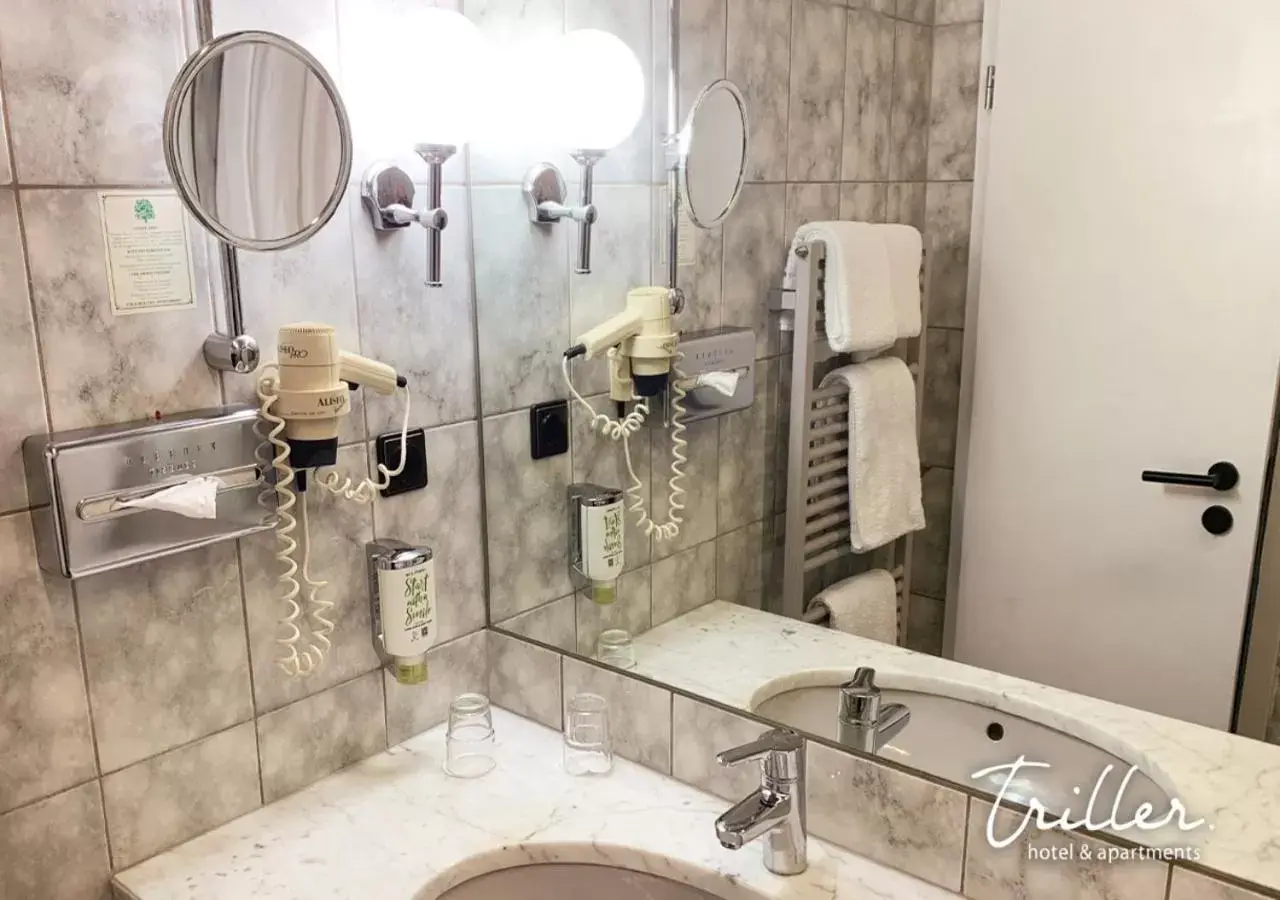 Bathroom in Hotel Am Triller - Hotel & Serviced Apartments
