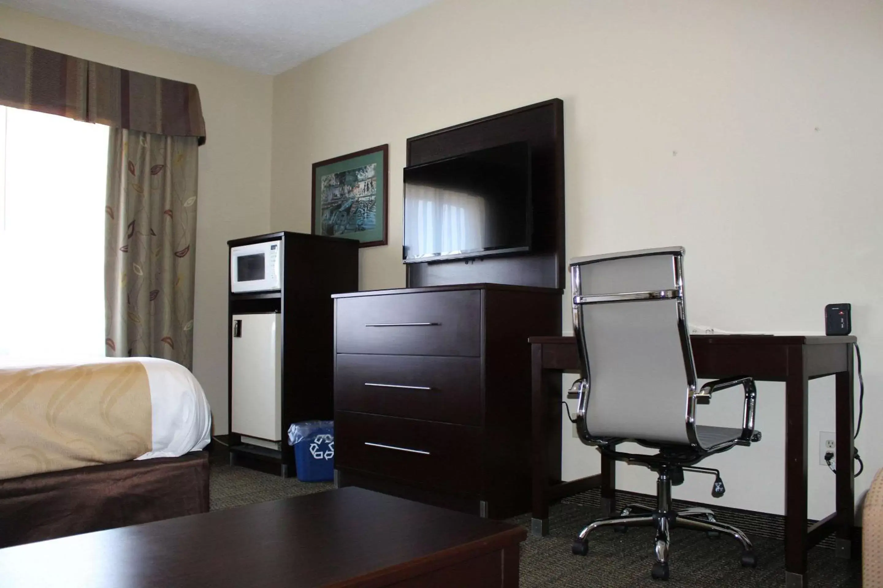 Photo of the whole room, TV/Entertainment Center in Quality Inn Florence Muscle Shoals