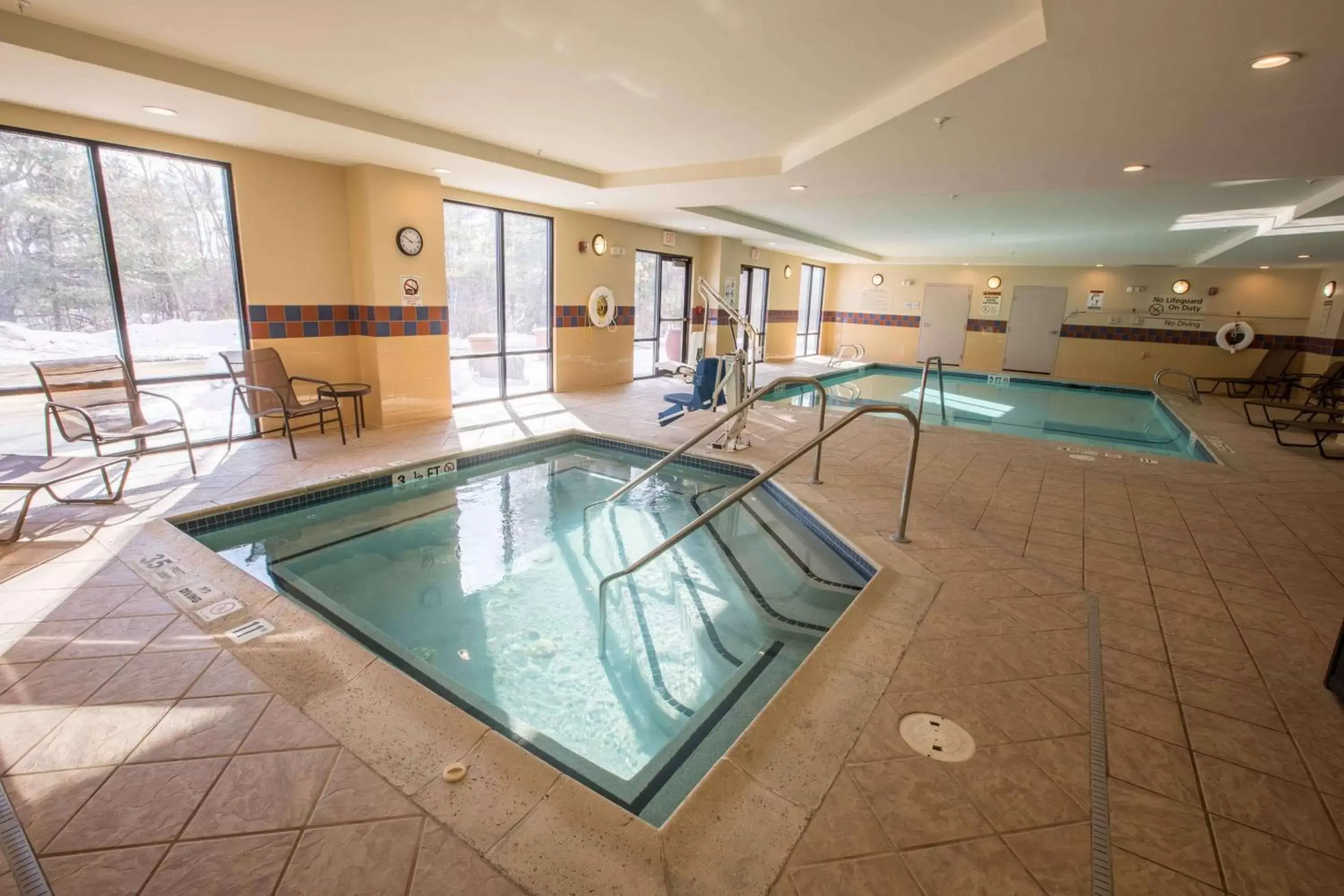 Swimming Pool in Hampton Inn & Suites Tilton