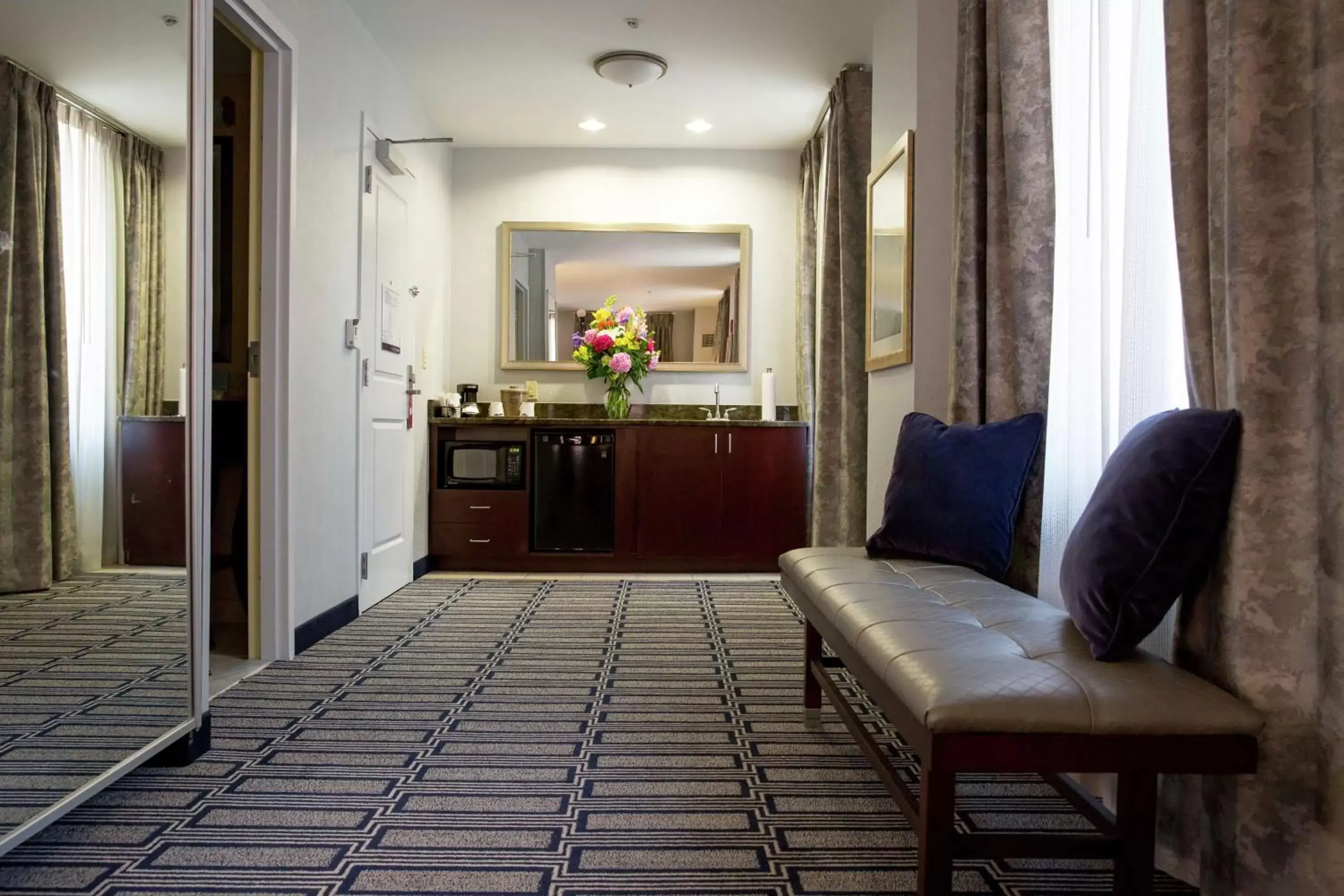 Living room, Seating Area in Hampton Inn & Suites Providence Downtown