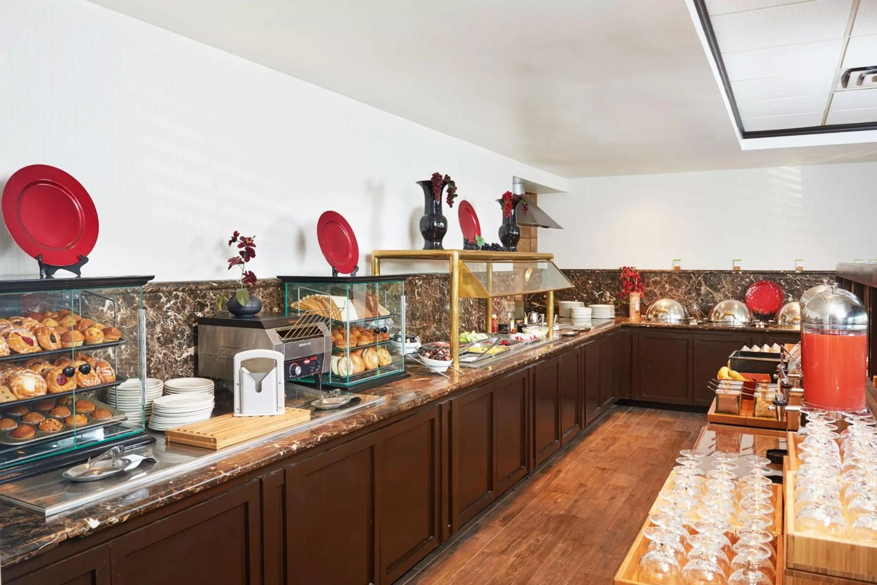 Restaurant/places to eat in DoubleTree by Hilton Dallas Market Center