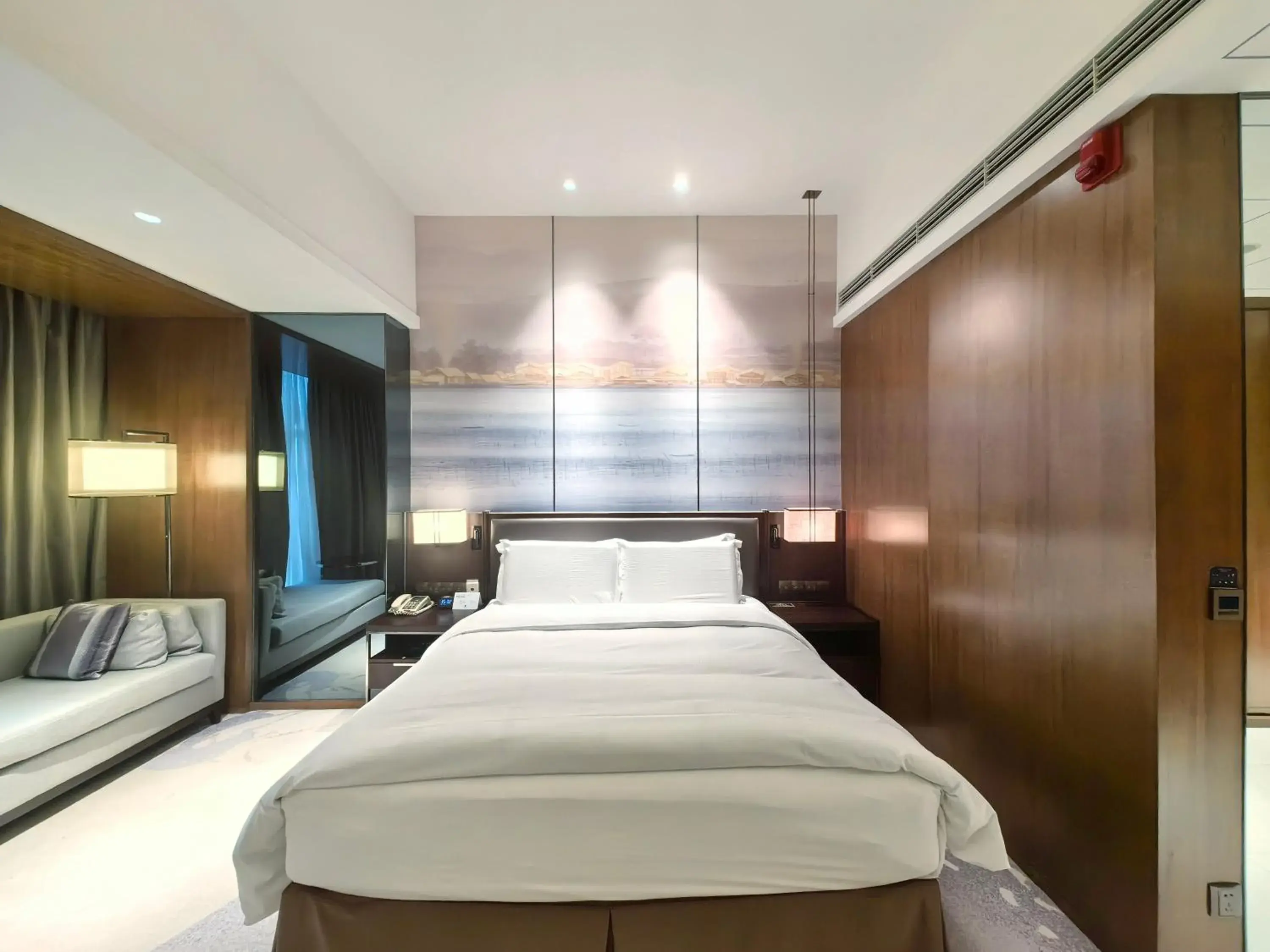 Facility for disabled guests, Bed in DoubleTree By Hilton Ningbo Beilun