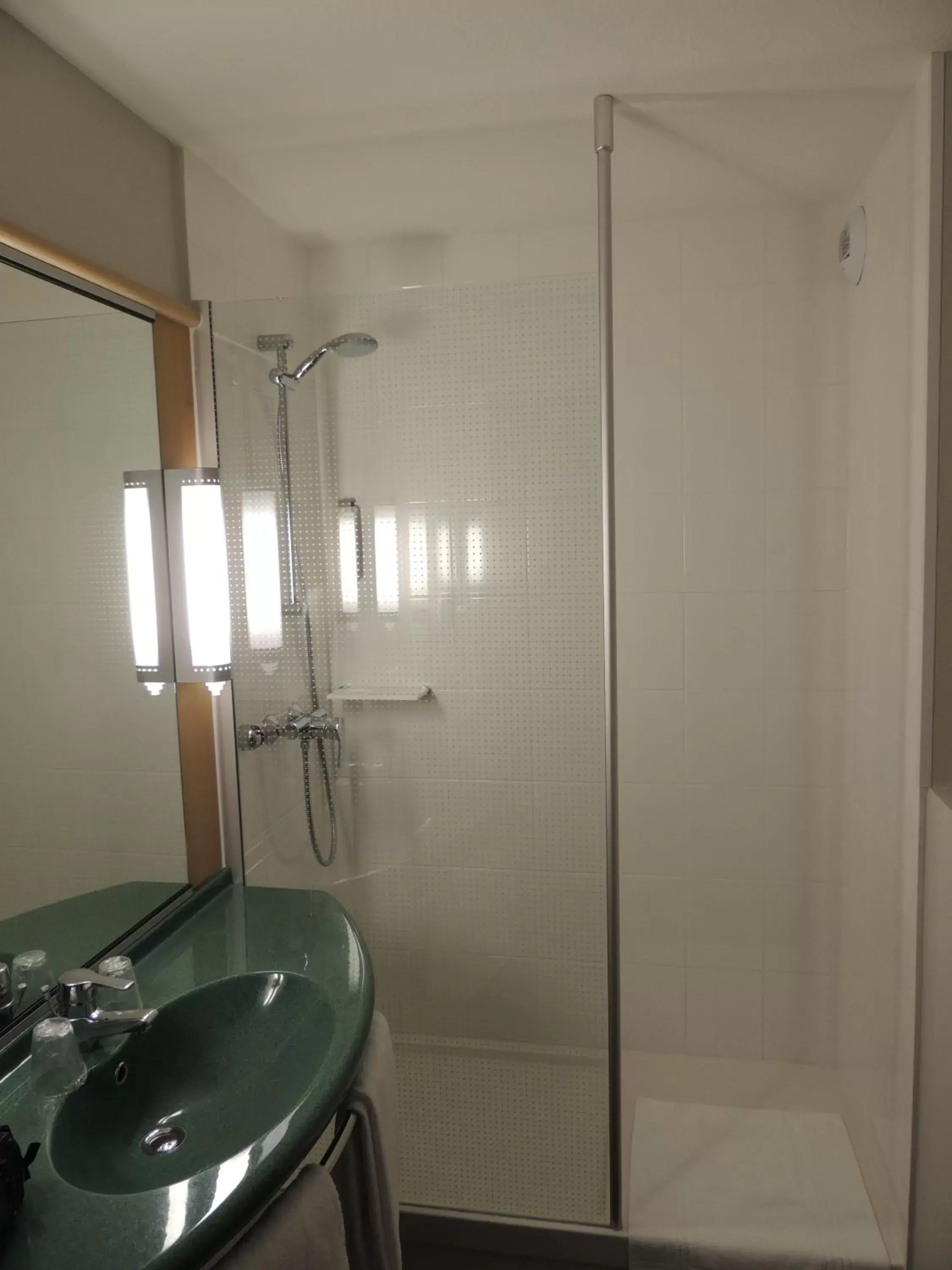 Bathroom in Ibis Auray