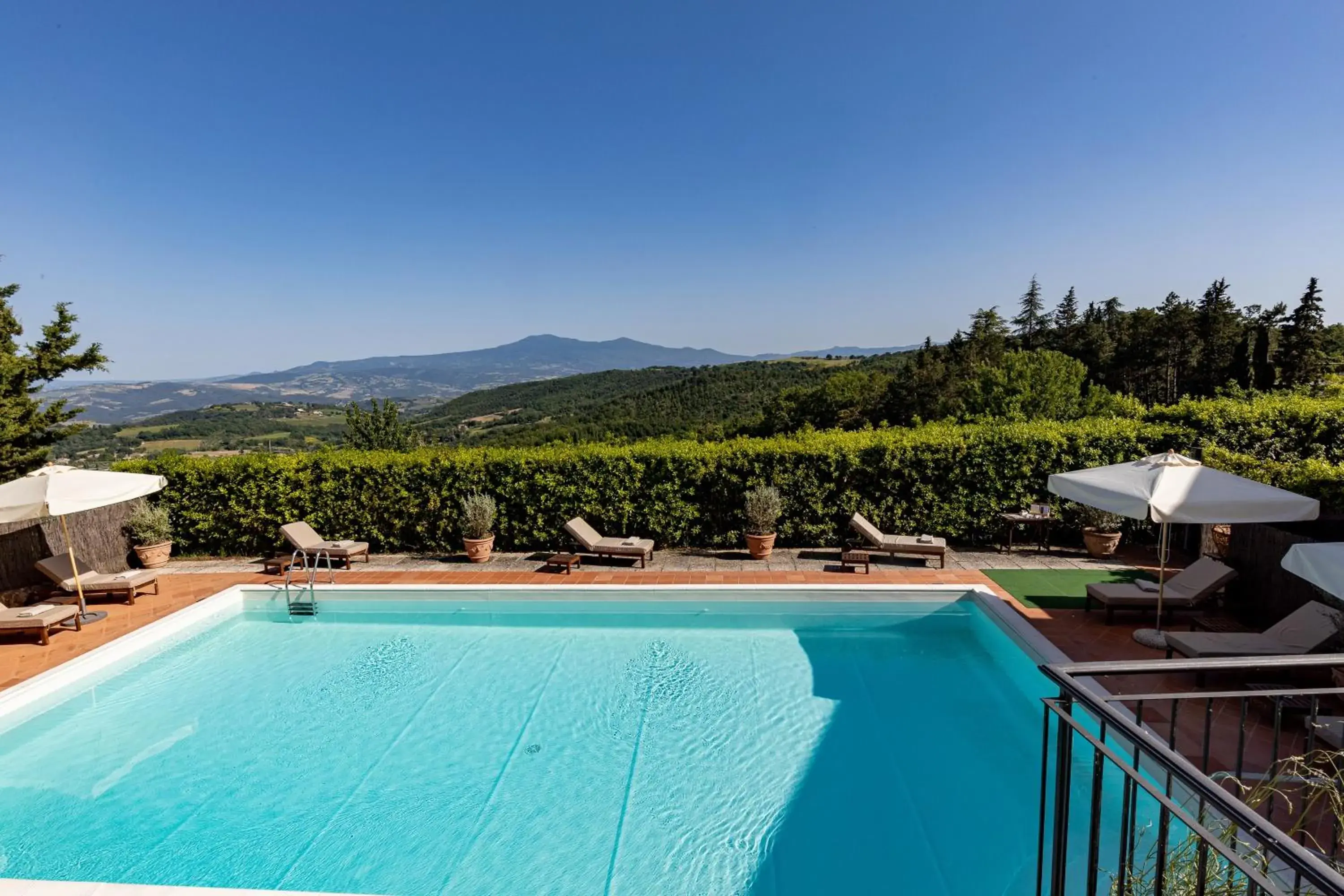 Pool view in Si Montalcino Hotel Pool view in Si Montalcino Hotel
