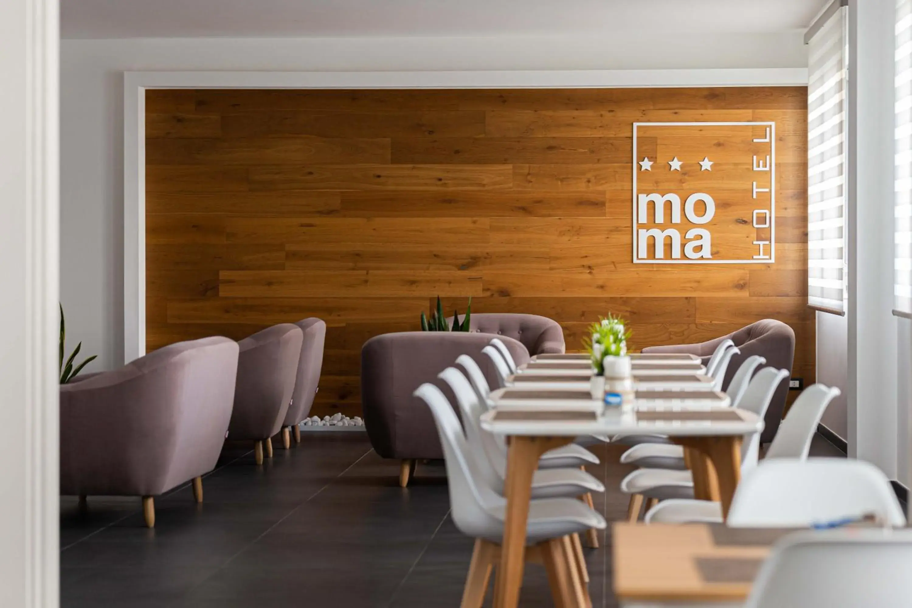 Restaurant/Places to Eat in Moma Hotel