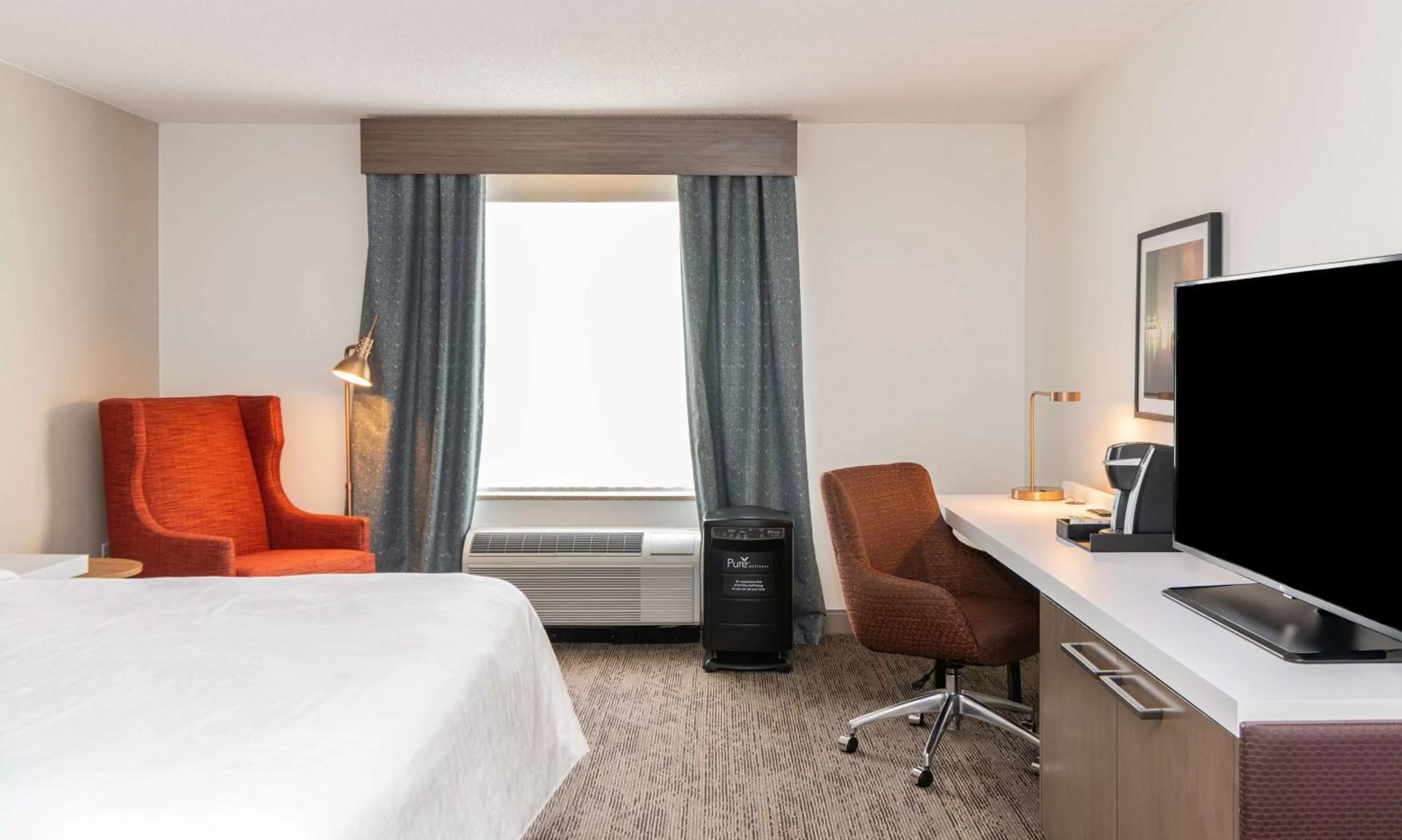 Photo of the whole room, Bed in Hilton Garden Inn BWI Airport