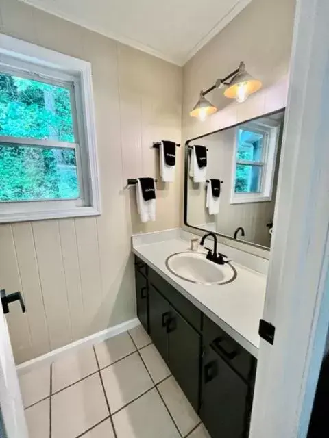 Bathroom in Hickory Falls Inn