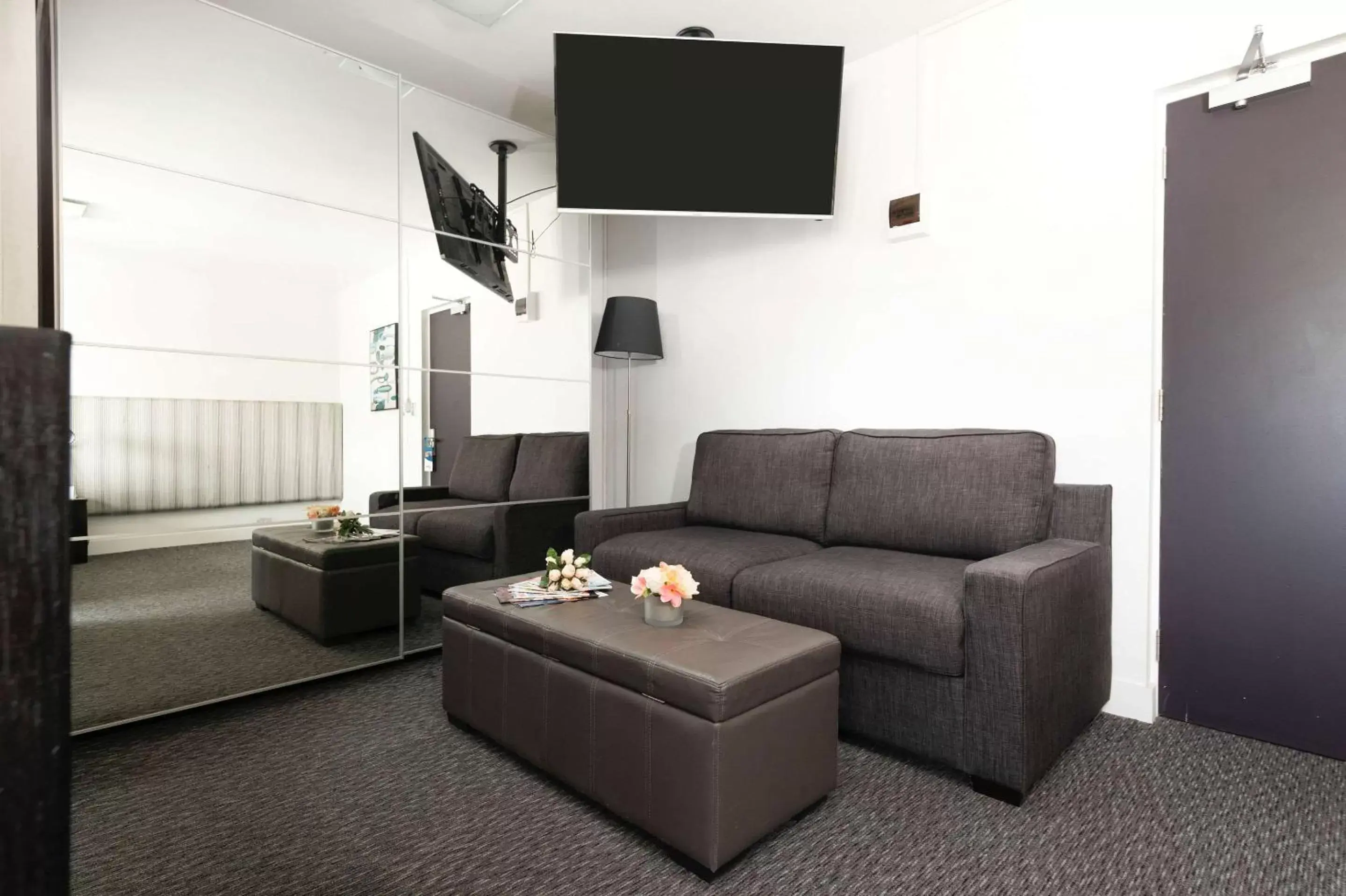 Photo of the whole room, TV/Entertainment Center in Comfort Hotel East Melbourne