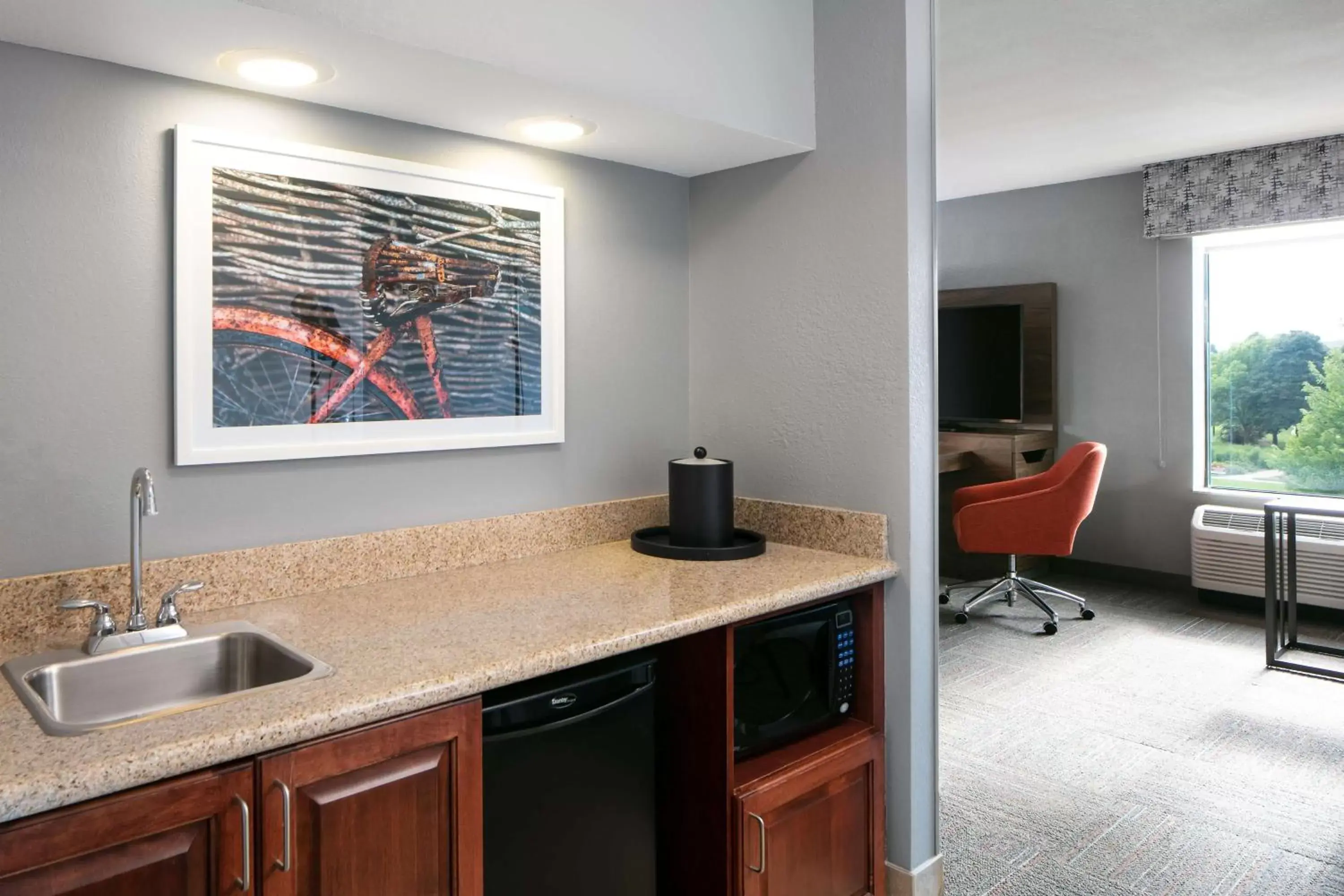 Photo of the whole room, Kitchen/Kitchenette in Hampton Inn & Suites West Bend