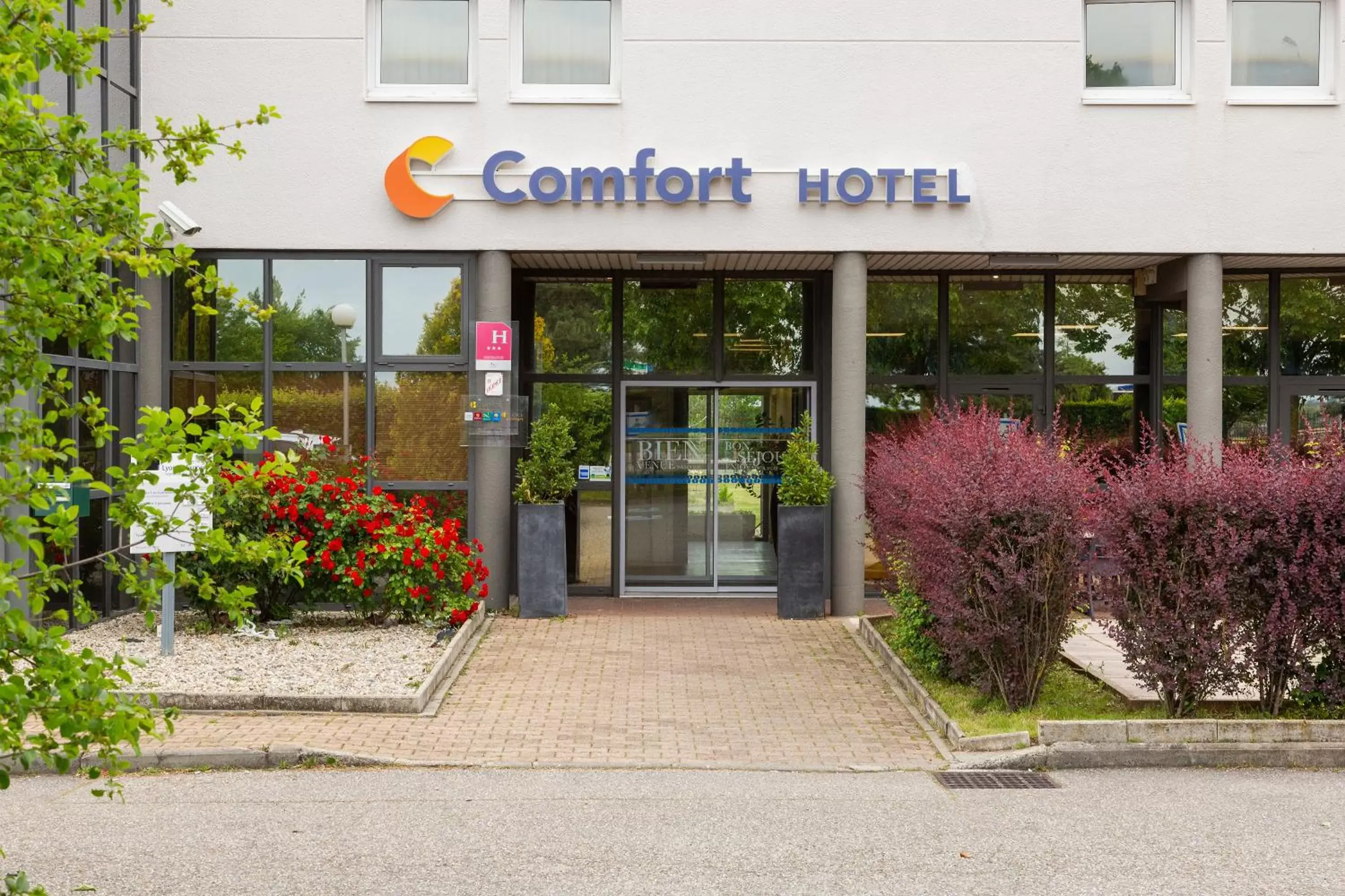 Facade/entrance in Comfort Hotel Aeroport Lyon St Exupery