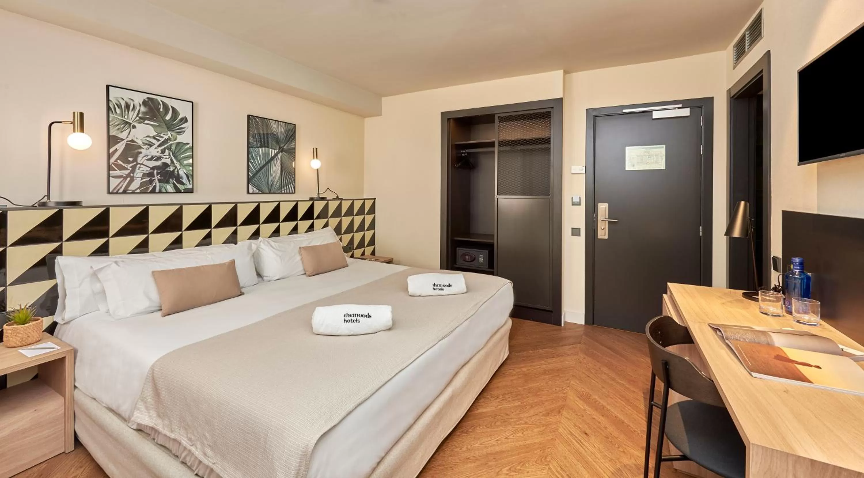 Photo of the whole room, Bed in The Moods Oasis