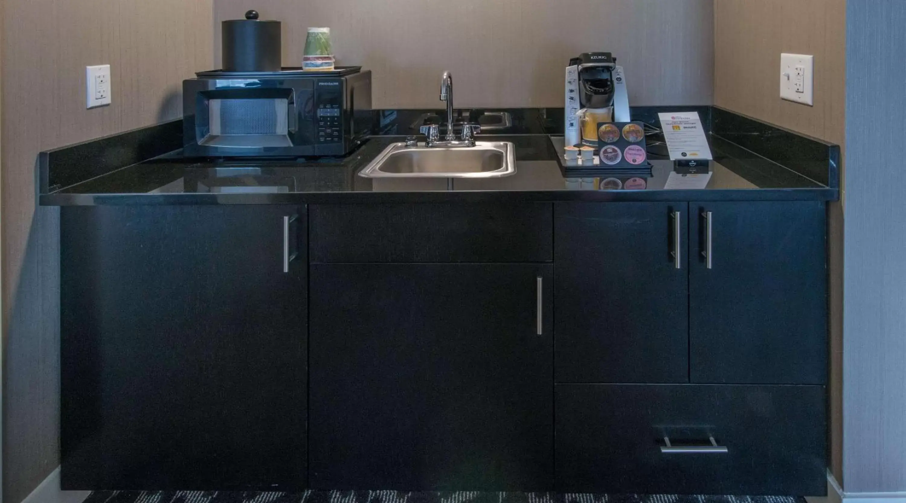 Photo of the whole room, Kitchen/Kitchenette in Hilton Garden Inn Charleston Waterfront/Downtown