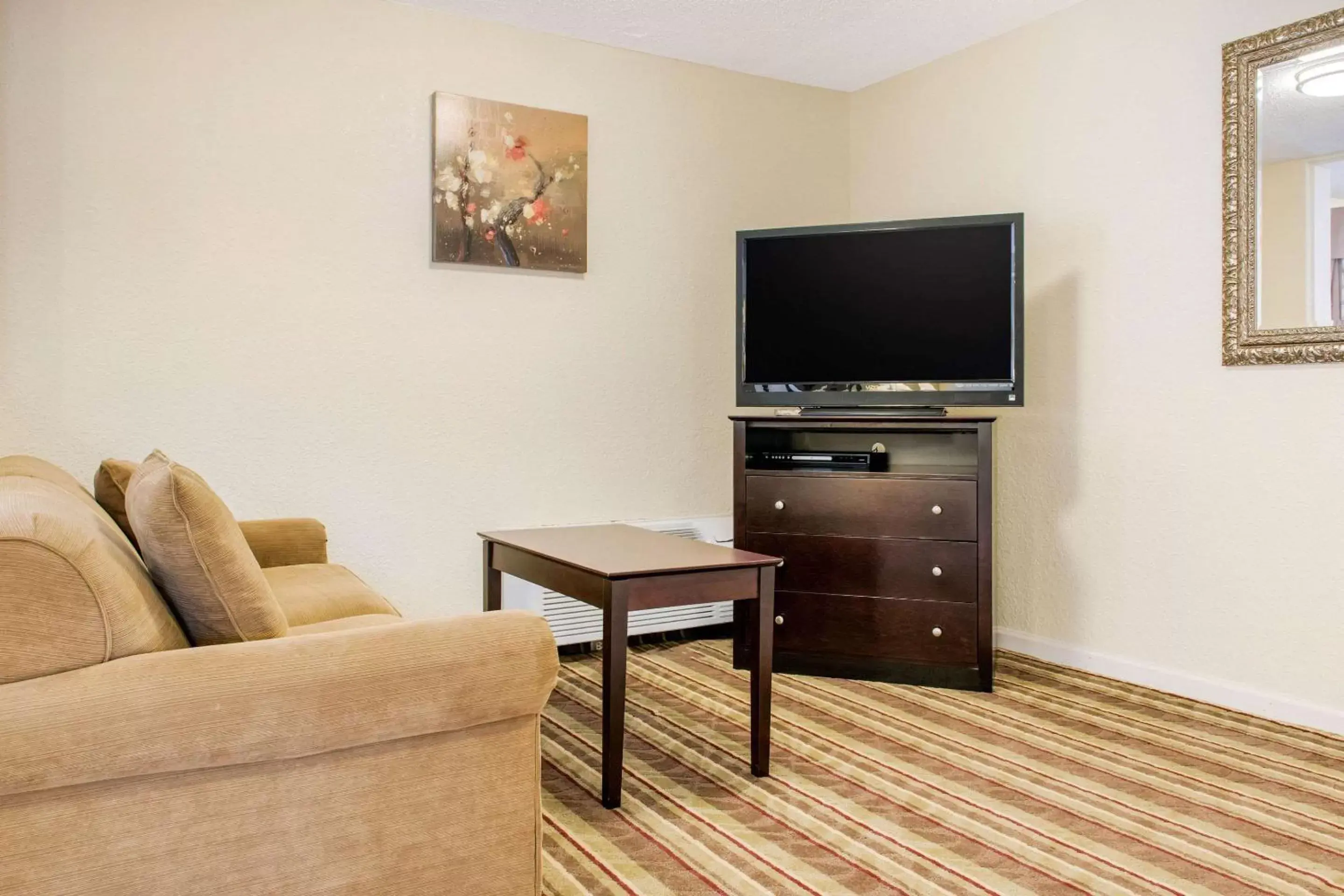 Photo of the whole room, TV/Entertainment Center in Quality Inn Huntingburg