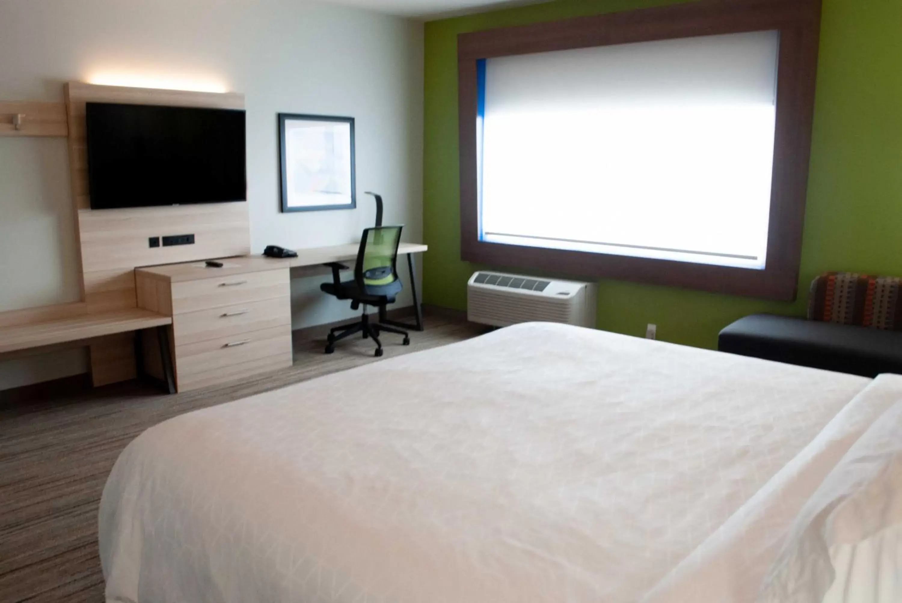 Photo of the whole room, Bed in Holiday Inn Express & Suites Edmonton N - St Albert, an IHG Hotel