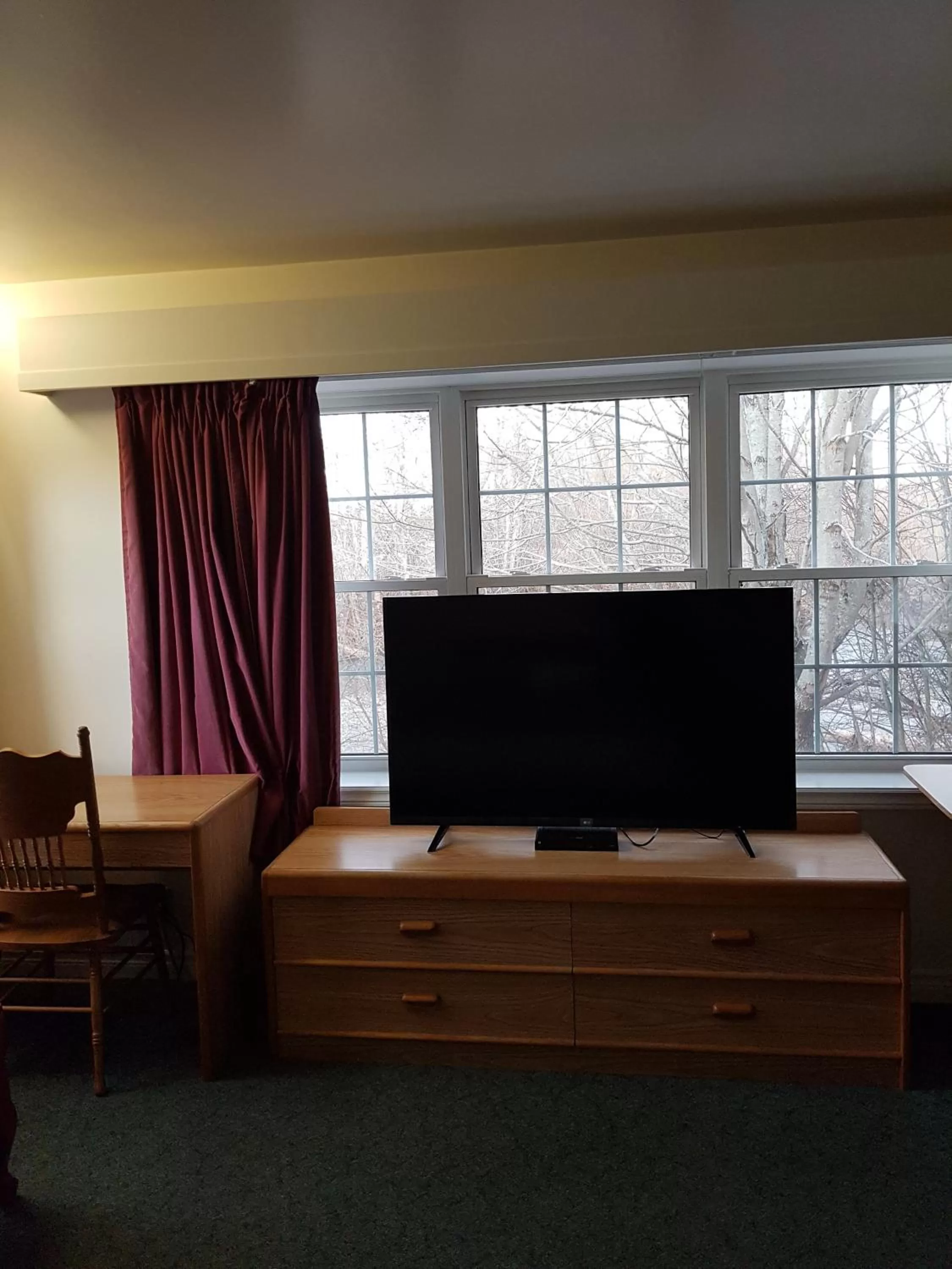 TV/Entertainment Center in Covered Bridge Inn & Suites