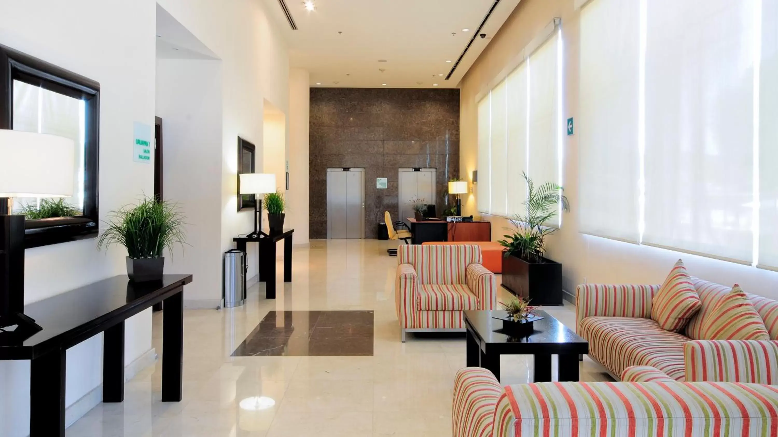 Restaurant/places to eat, Lobby/Reception in Holiday Inn Uruapan, an IHG Hotel