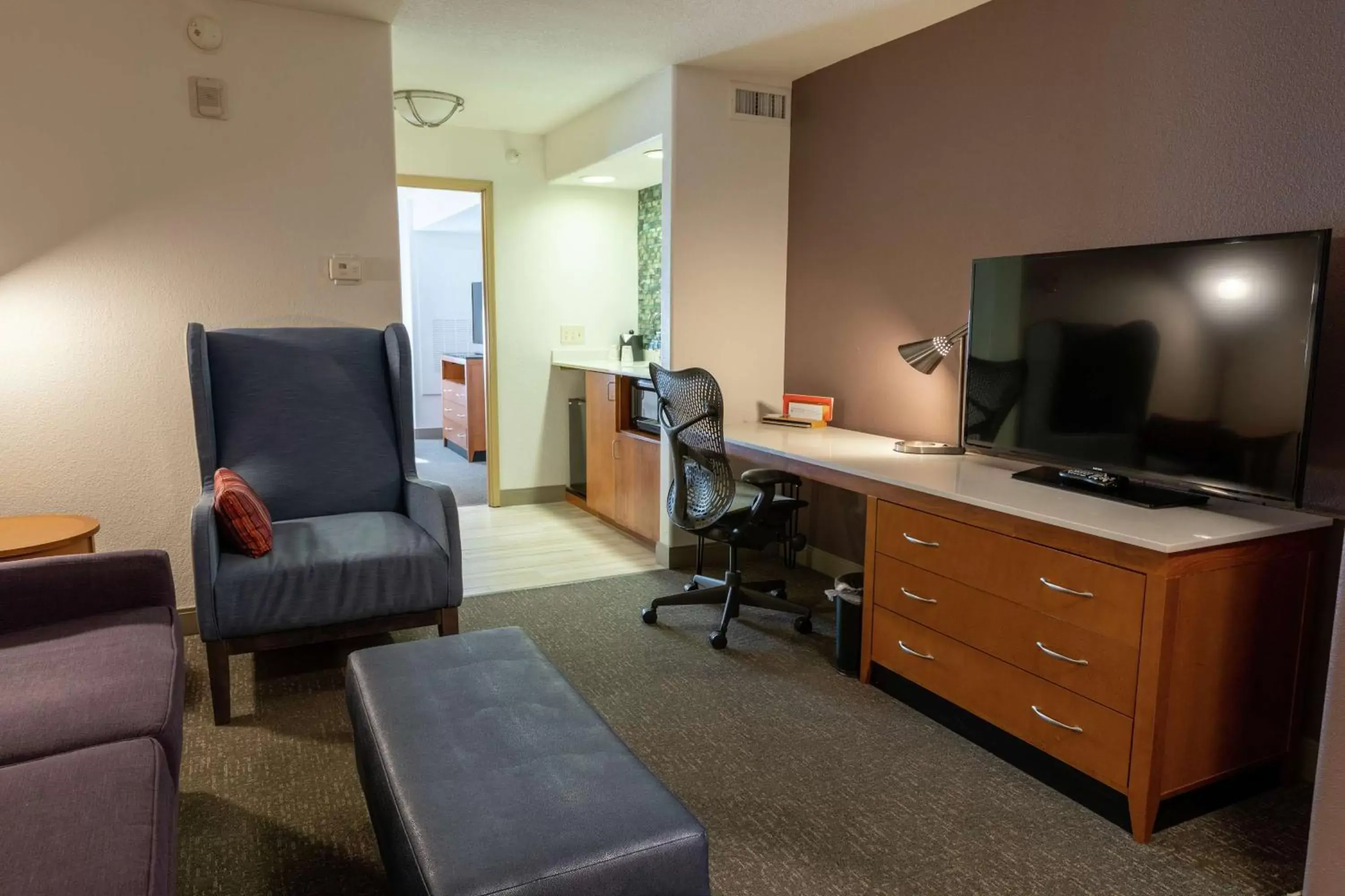 Bedroom, TV/Entertainment Center in Hilton Garden Inn West Des Moines