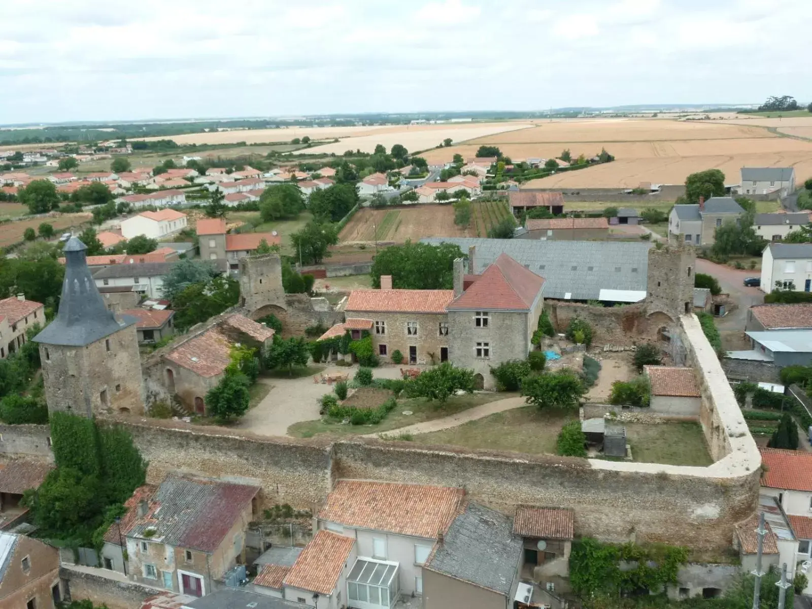 Bird's eye view, Bird's-eye View in Le Vieux Chateau