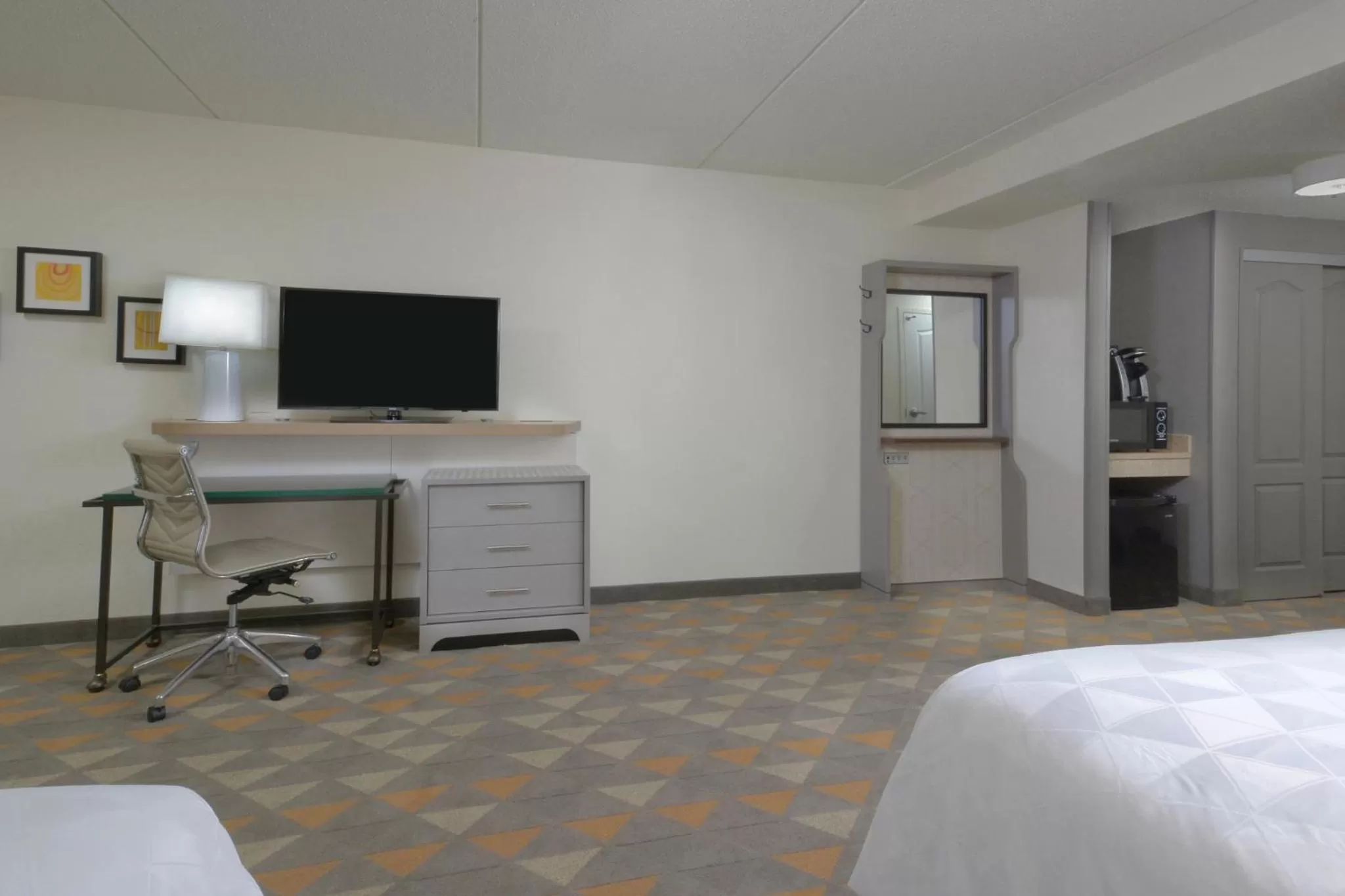 Photo of the whole room, Bed in Holiday Inn Raleigh Durham Airport by IHG