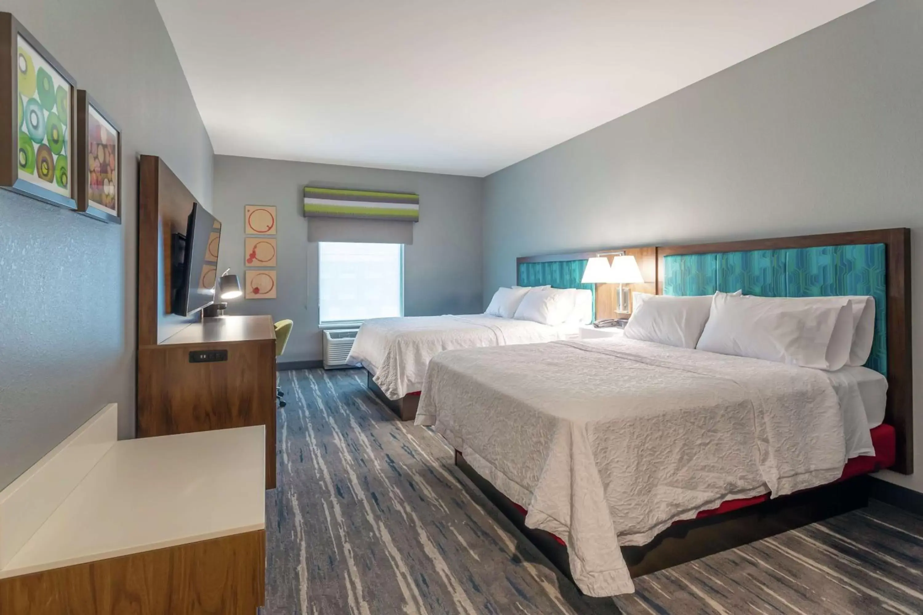 Bedroom, Bed in Hampton Inn Madison, OH