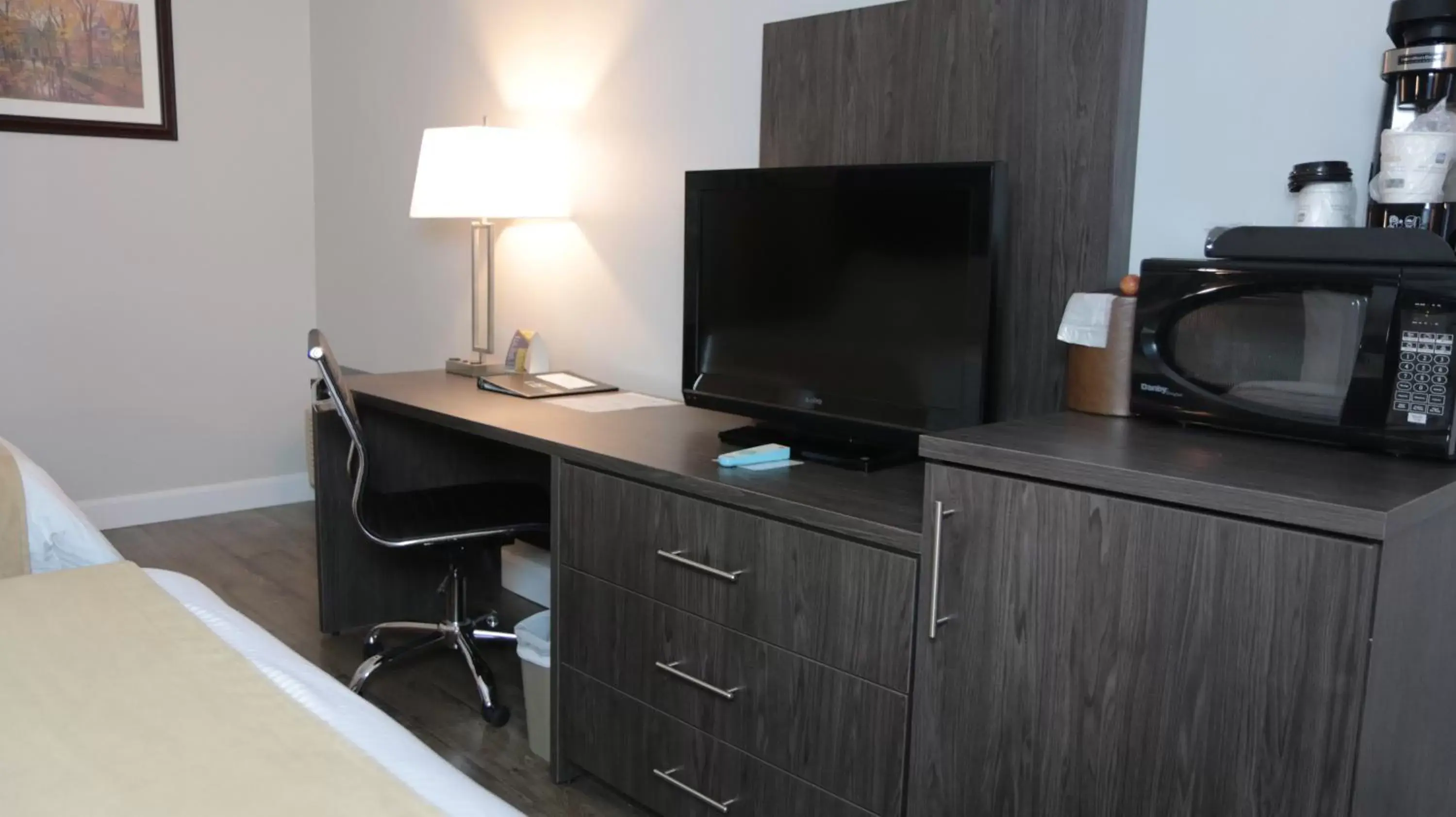 TV and multimedia, TV/Entertainment Center in Best Western Laval-Montreal & Conference Centre