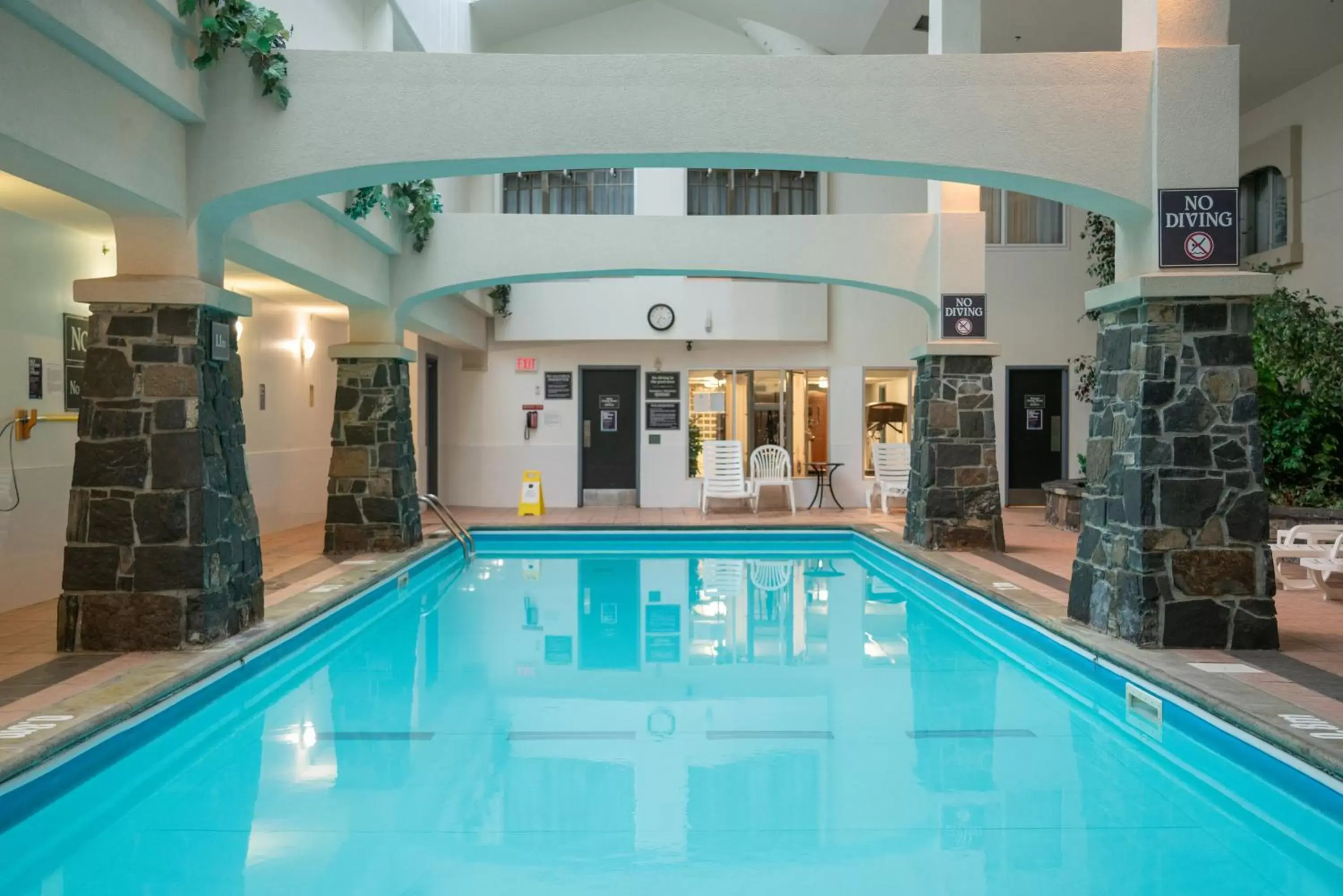 Swimming pool in The Rundlestone Lodge