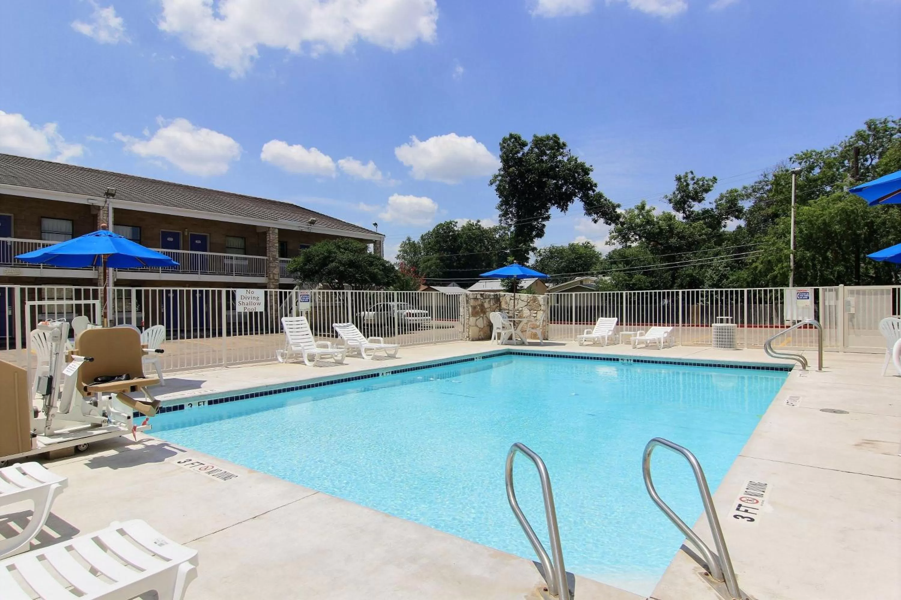 Swimming pool in Motel 6 Austin, TX - Central Downtown UT