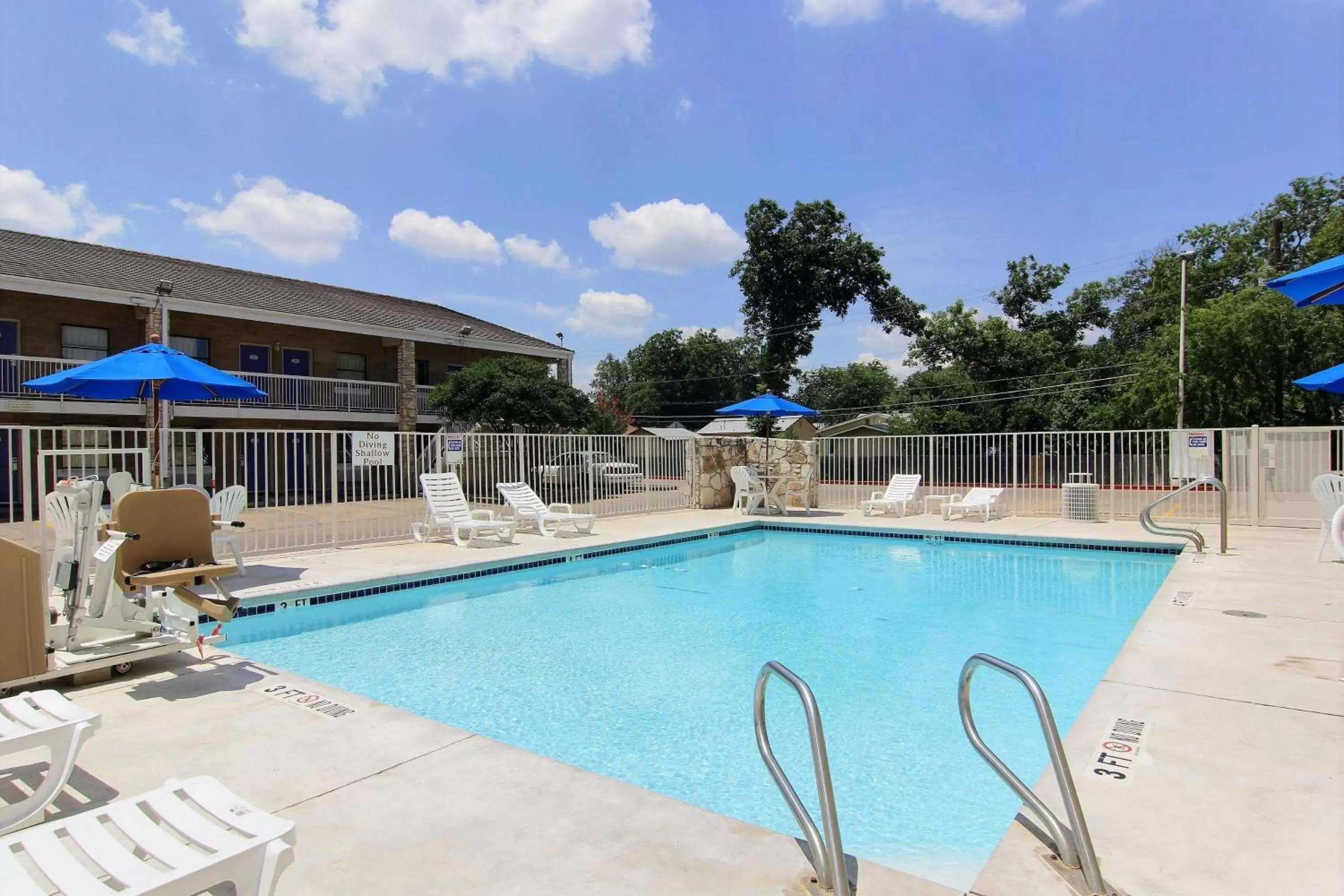 Swimming Pool in Motel 6 Austin, TX - Central Downtown UT