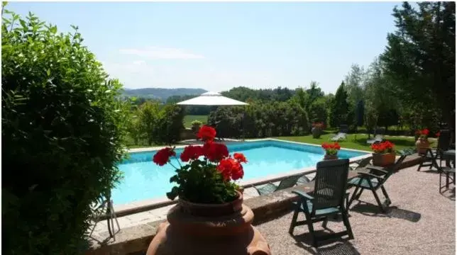 Swimming Pool in Podere Lamaccia - bed and kitchinette