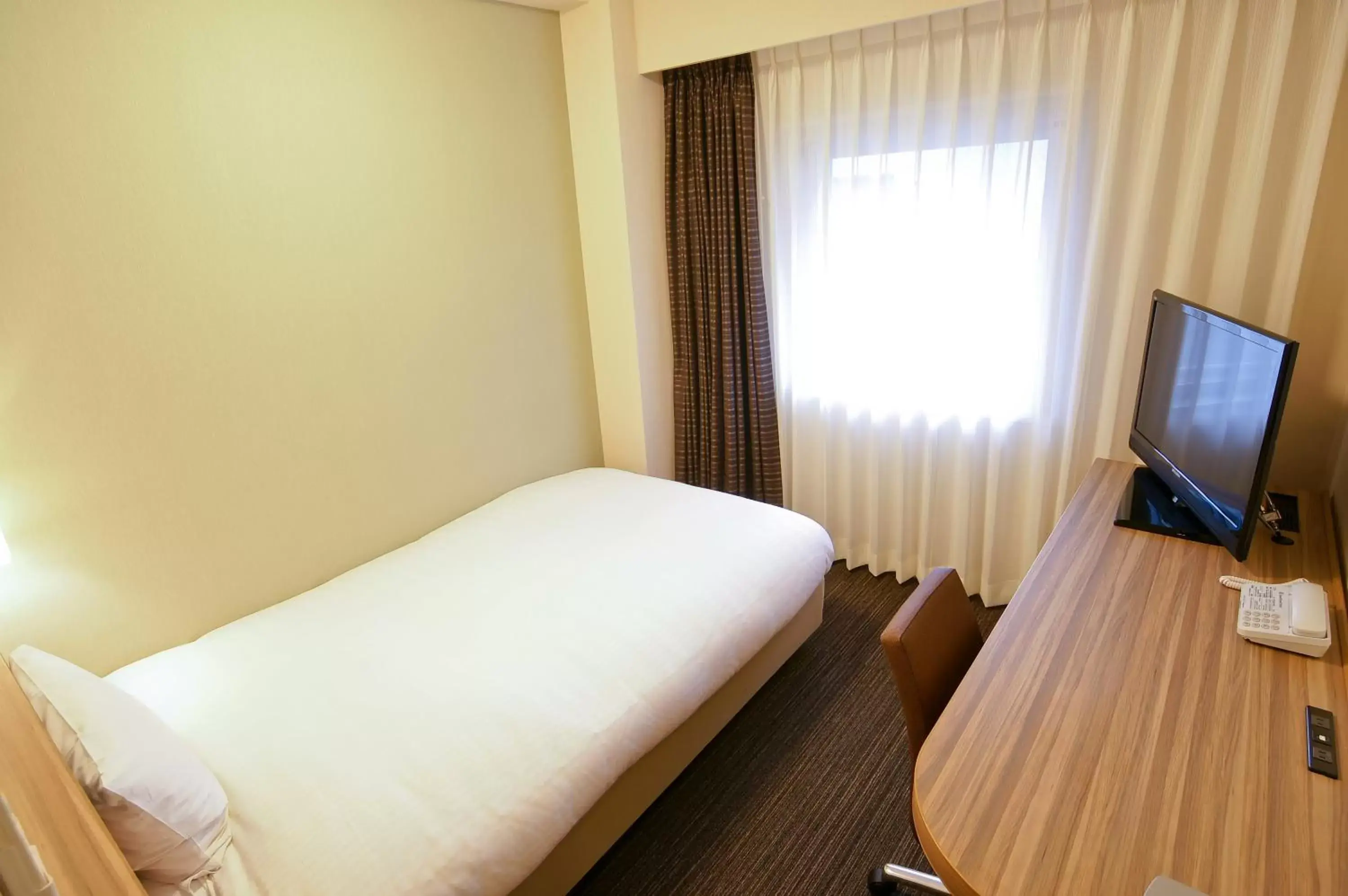 Bed in Daiwa Roynet Hotel Osaka-Yotsubashi