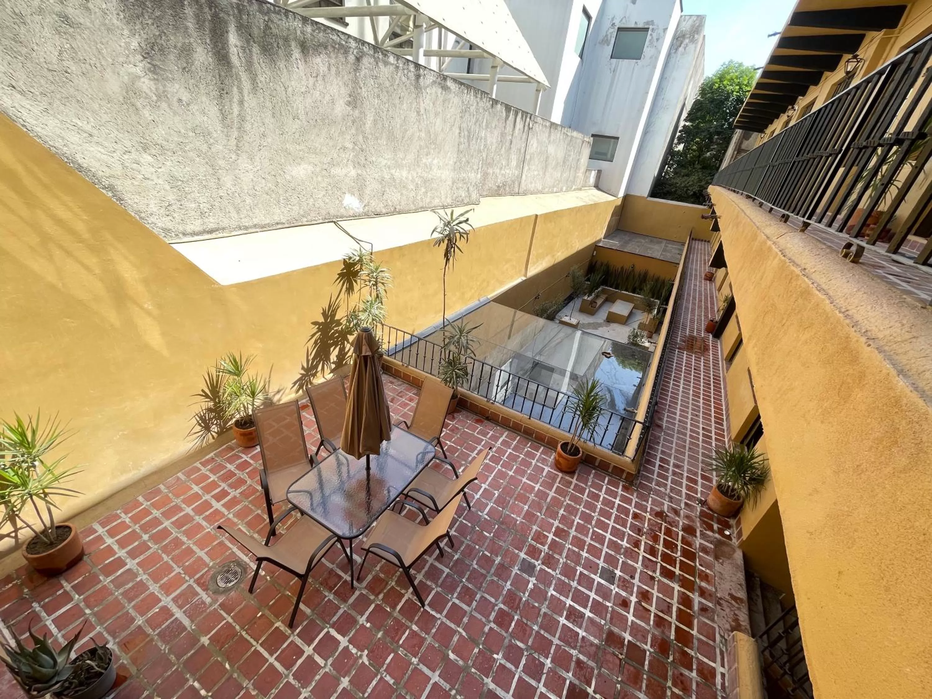 Property building in Colmena Hotel CDMX Centro