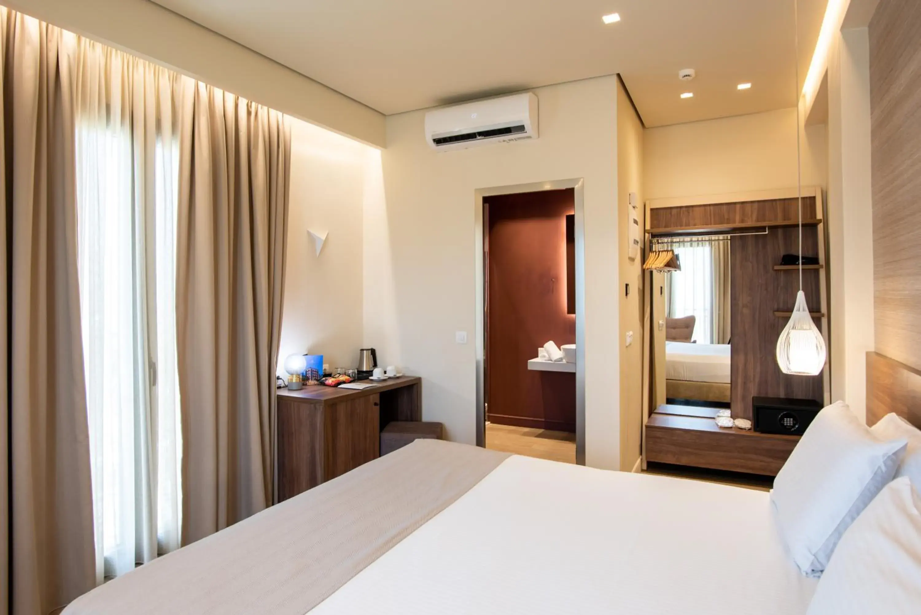 Shower, Bed in Metropole Urban Hotel