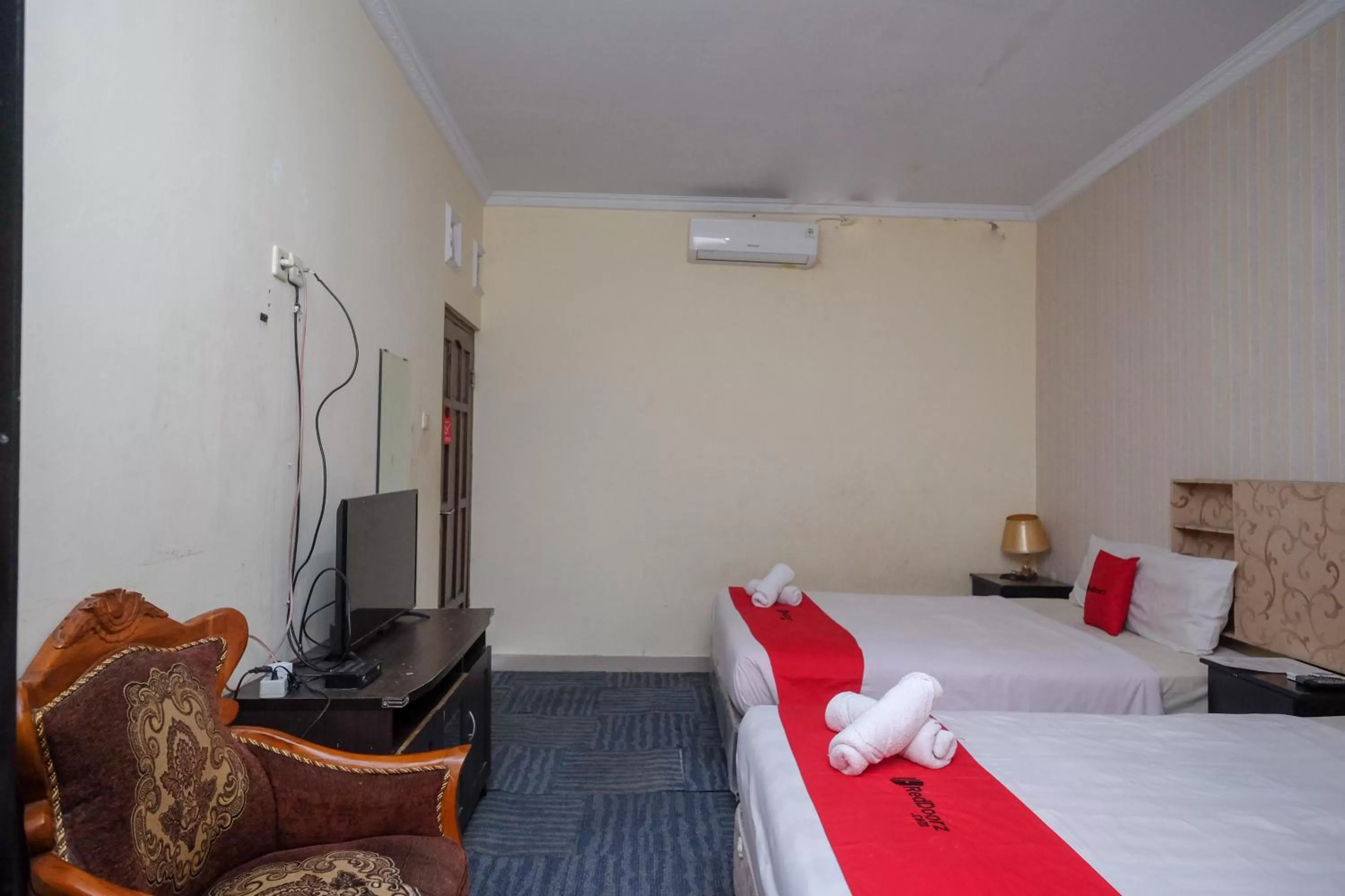 Bedroom, Bed in RedDoorz at Mamagayo Inn Yogyakarta