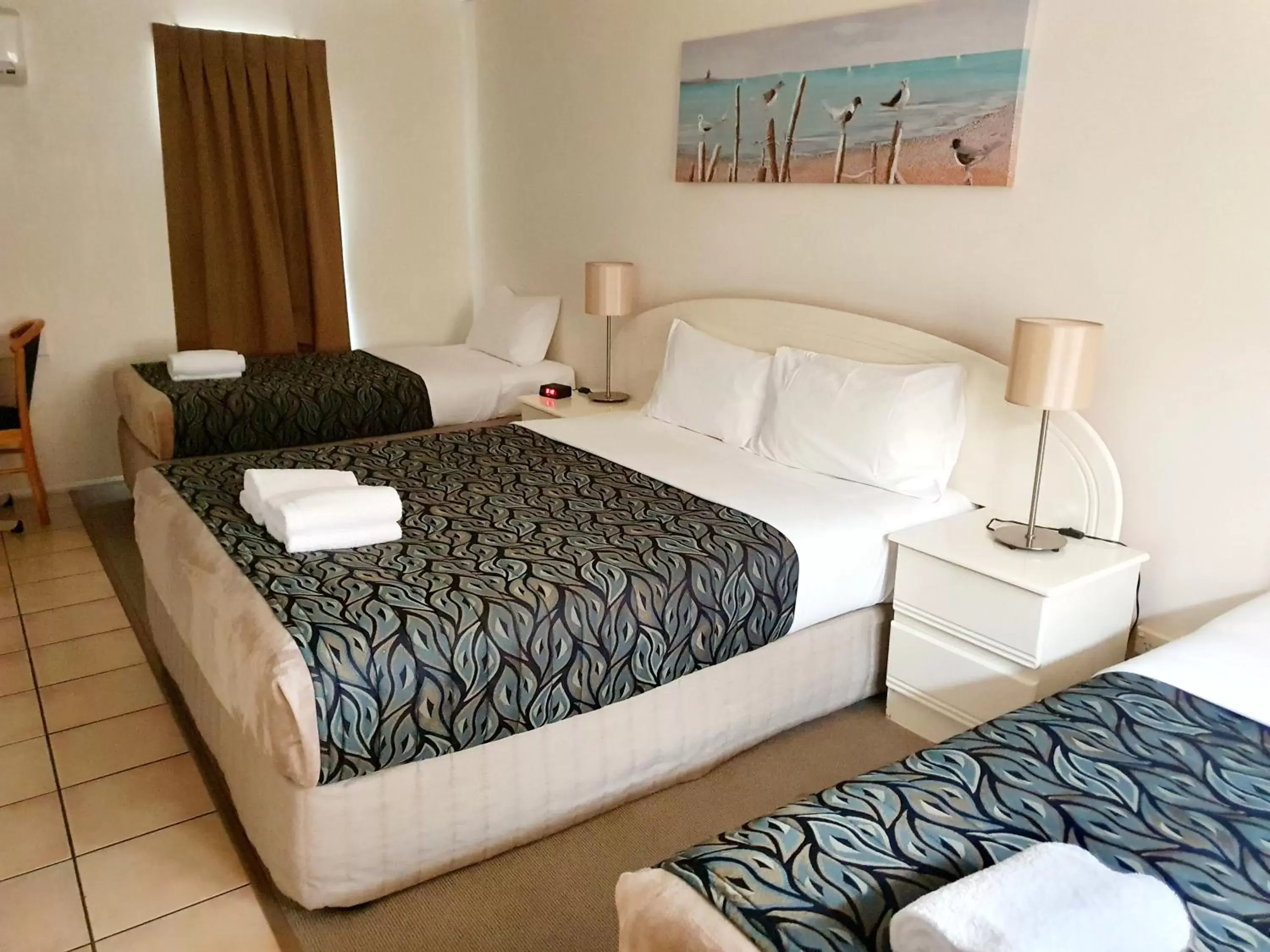 Photo of the whole room, Bed in Rockhampton Palms Motor Inn
